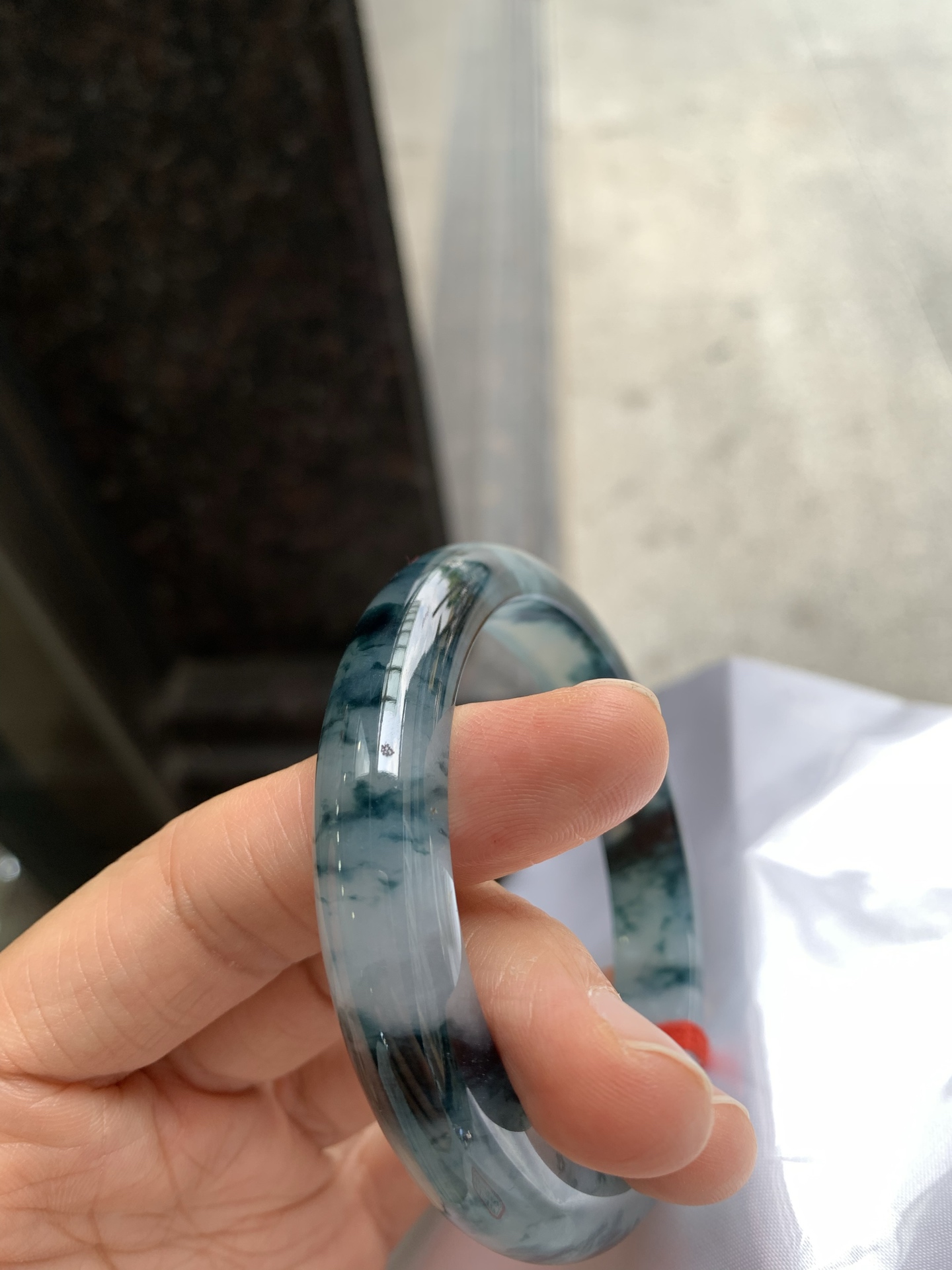 正圈冰飘花 有颗沙眼微扣 尺寸：59.8/11.8/8 大圈口