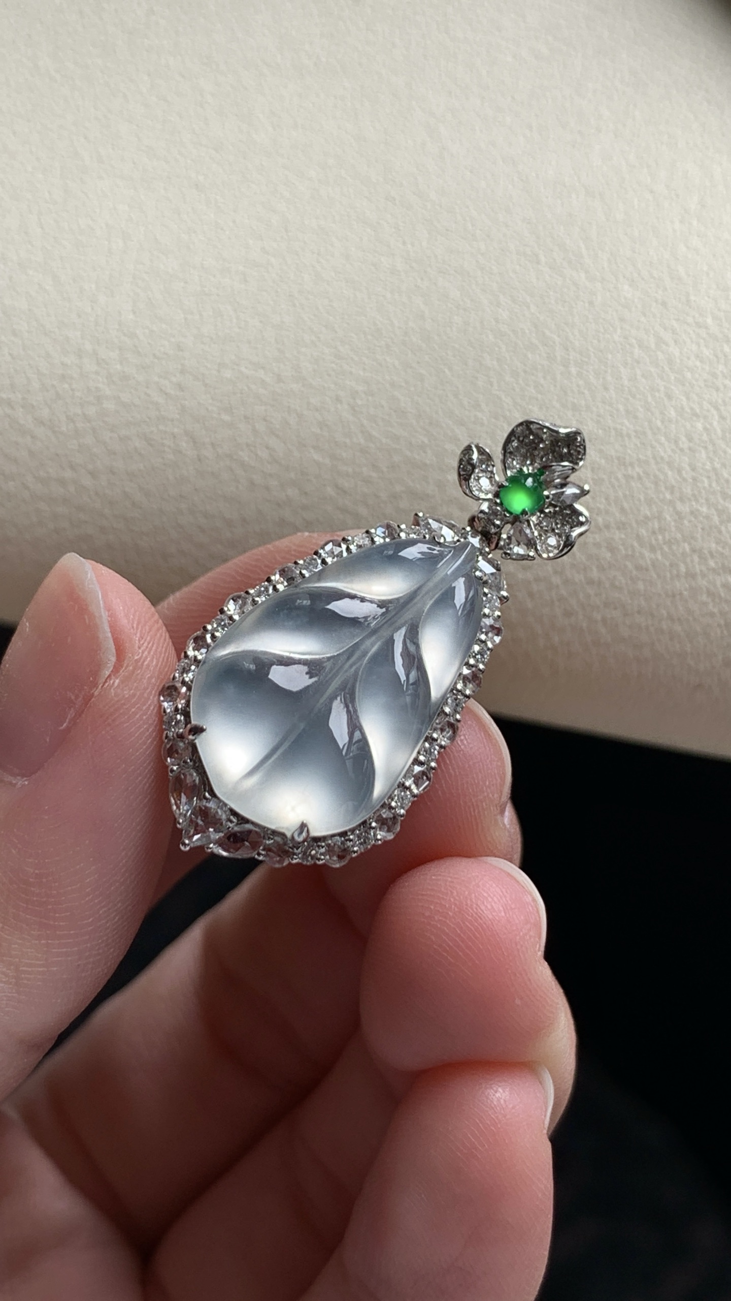 ️【18k金镶嵌玉叶吊坠】冰润水透，种老细腻起荧尺寸：成品：32.7*15.6*7.2，裸石：20