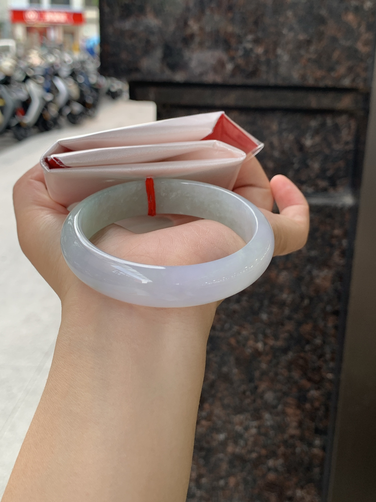 春彩正圈 57.4-13.6-6.8 0625-N1060 无裂，淡紫底色交织翠色飘花，底妆细腻温润，色泽自然柔和，一镯双色，韵味独特，日常佩戴超显气质。