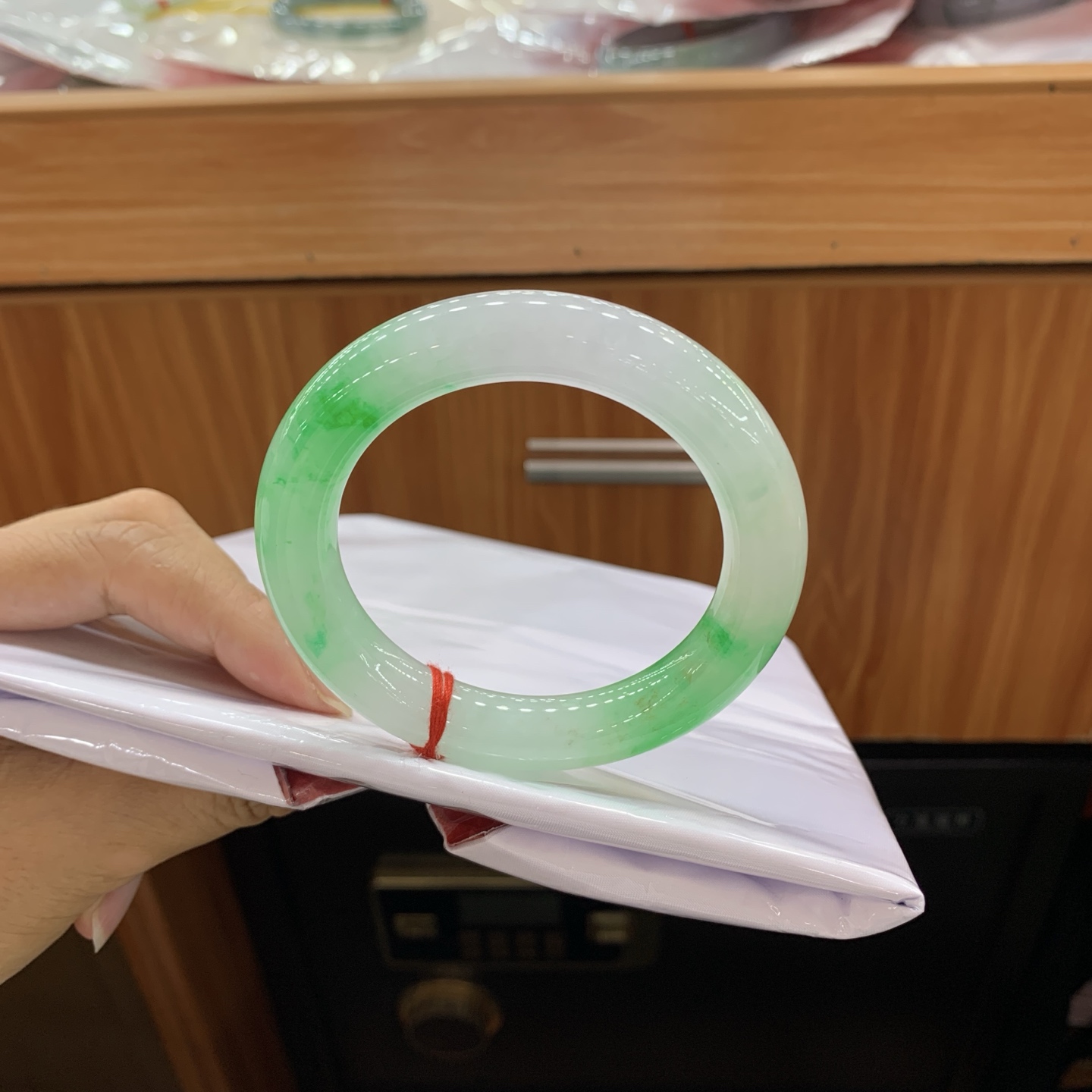 062434XY 飘绿圆条翡翠手镯 55.4-11.2