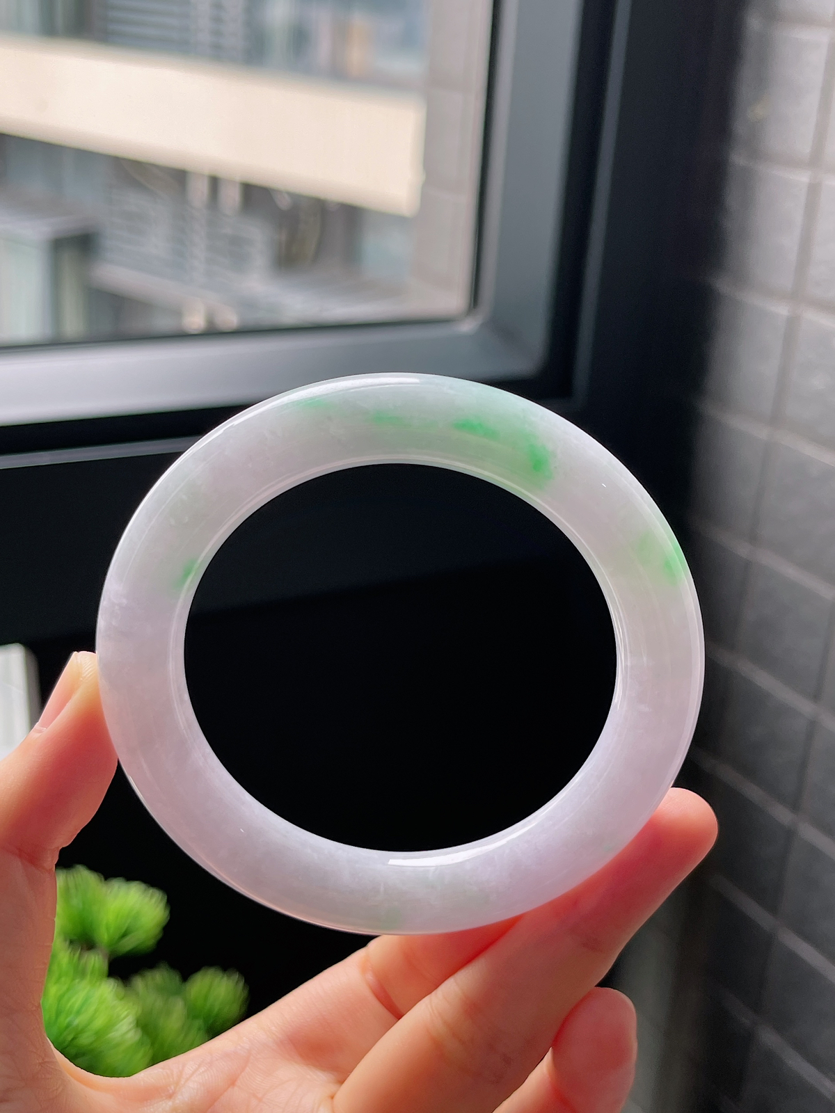 圈口56.4，糯化春带彩飘花翡翠圆条手镯