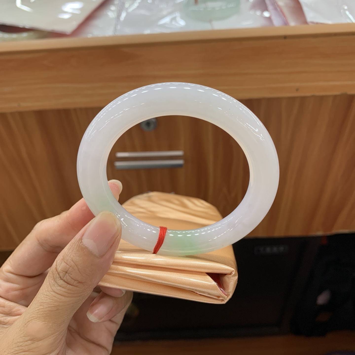 062405H 飘绿圆条翡翠手镯 57.3-11.2