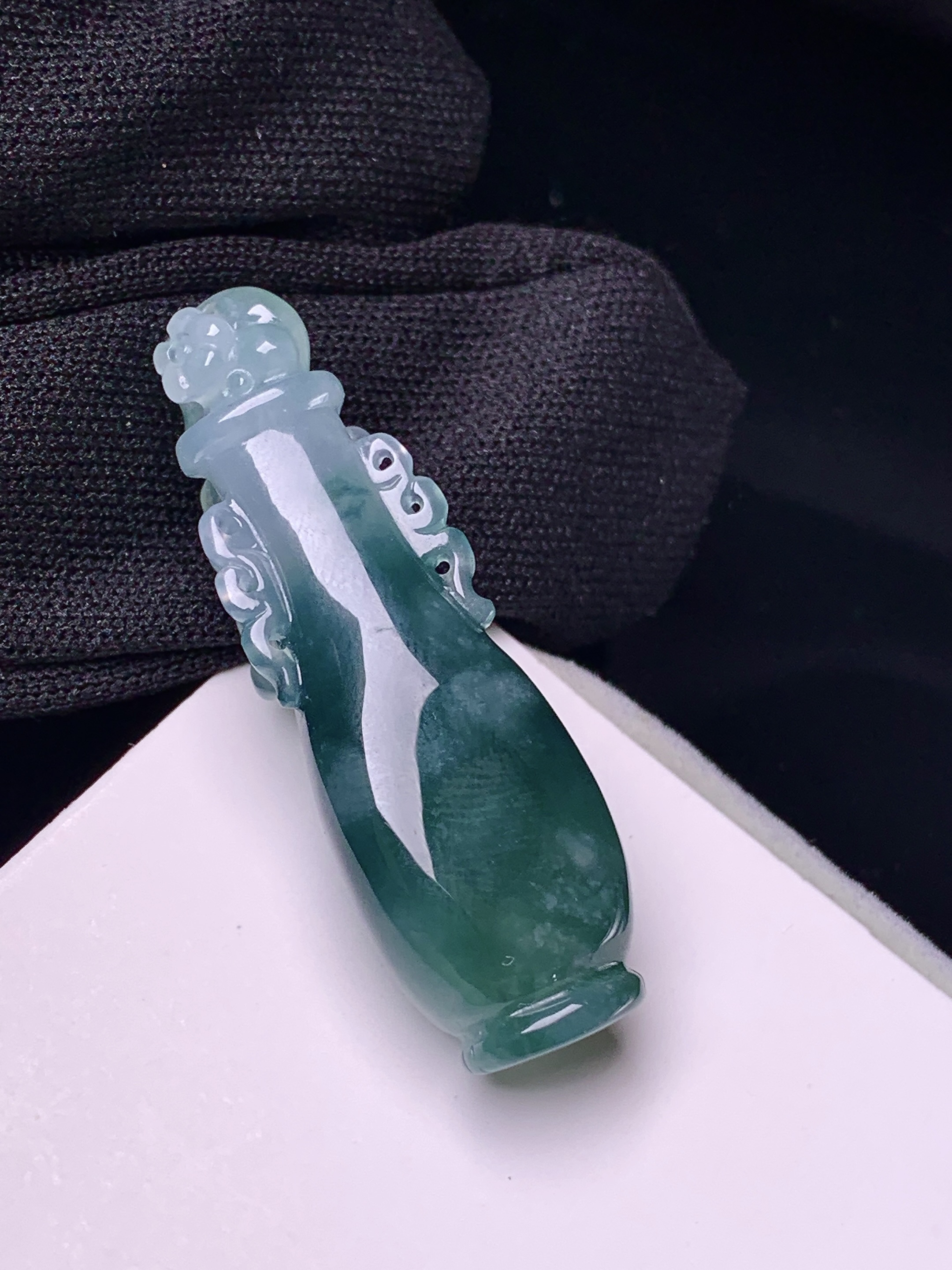 冰油喜鹊青花瓶吊坠 玉质细腻 色泽艳丽清新 整体尺寸38.8*12.3*10 c1