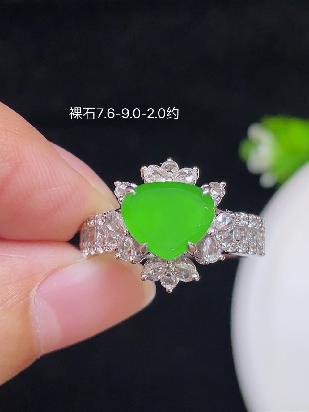 【高冰正阳绿，戒指】大件饱满，通透水润，玉质细腻，翠色鲜艳，18k金奢华钻石镶嵌️，7.6-9.0