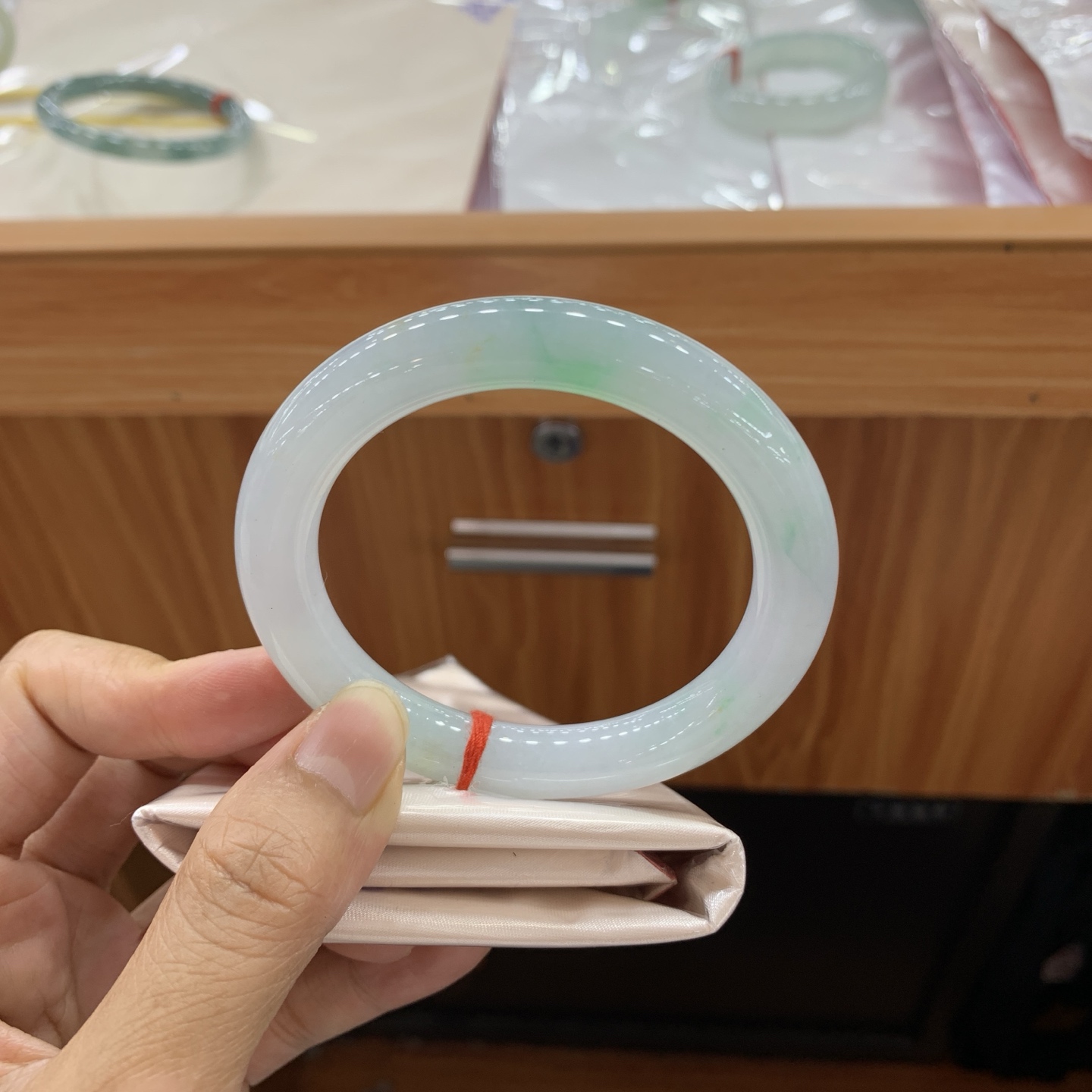 062411MMJ 飘绿圆条翡翠手镯 55.2-9.7-10