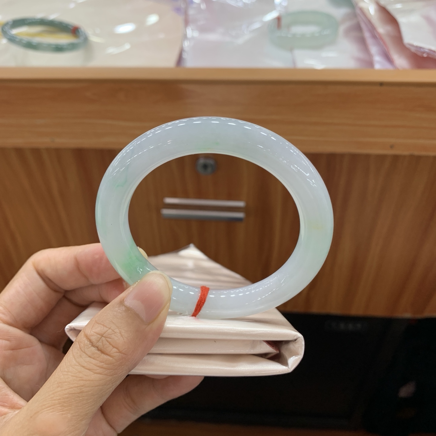 062411MMJ 飘绿圆条翡翠手镯 55.2-9.7-10