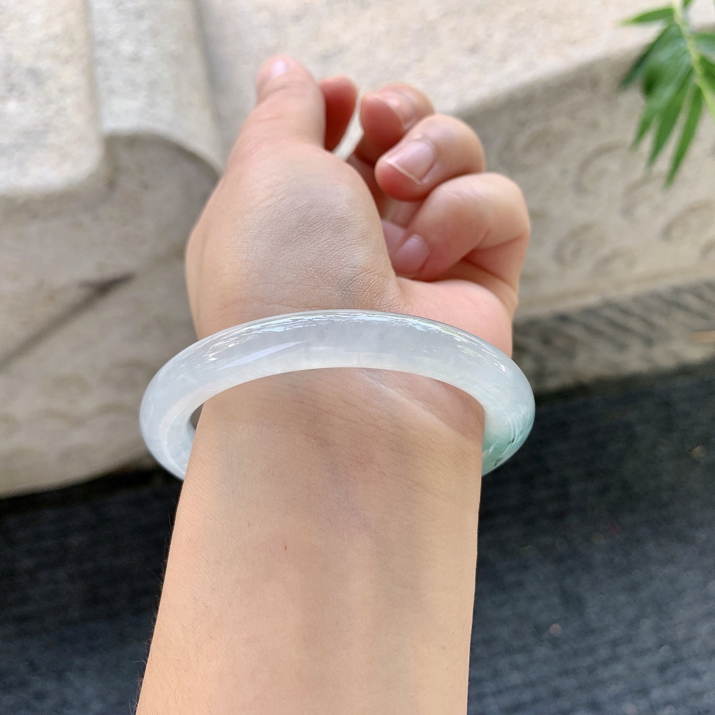 圆条52 53【圈口】53.2/8.2/8.5【编码】BA062778【描述】冰飘绿，清透，水润，种老，细腻，打灯有絮线