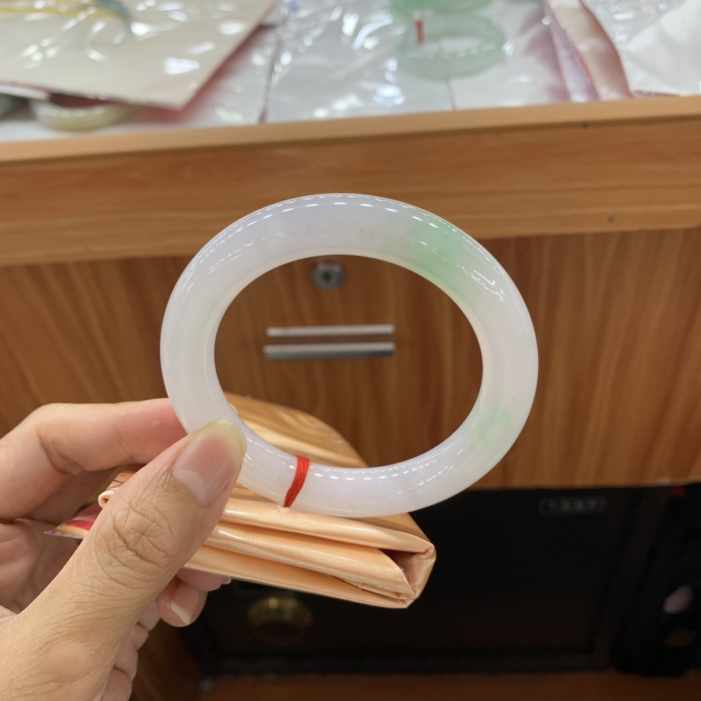 062405H 飘绿圆条翡翠手镯 57.3-11.2
