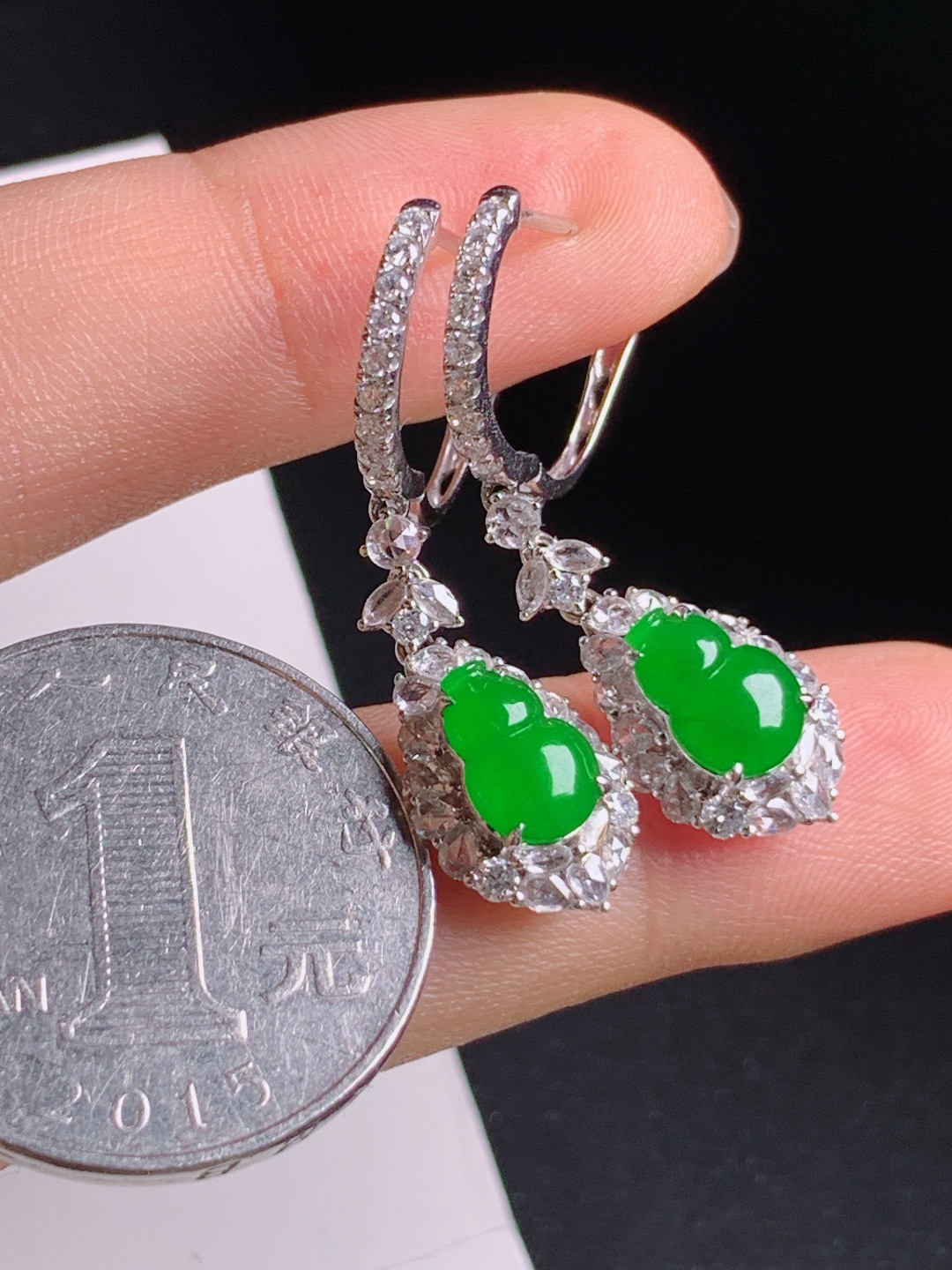 正阳绿葫芦耳坠，满色阳绿水头十足，钻石全包镶，福禄相伴