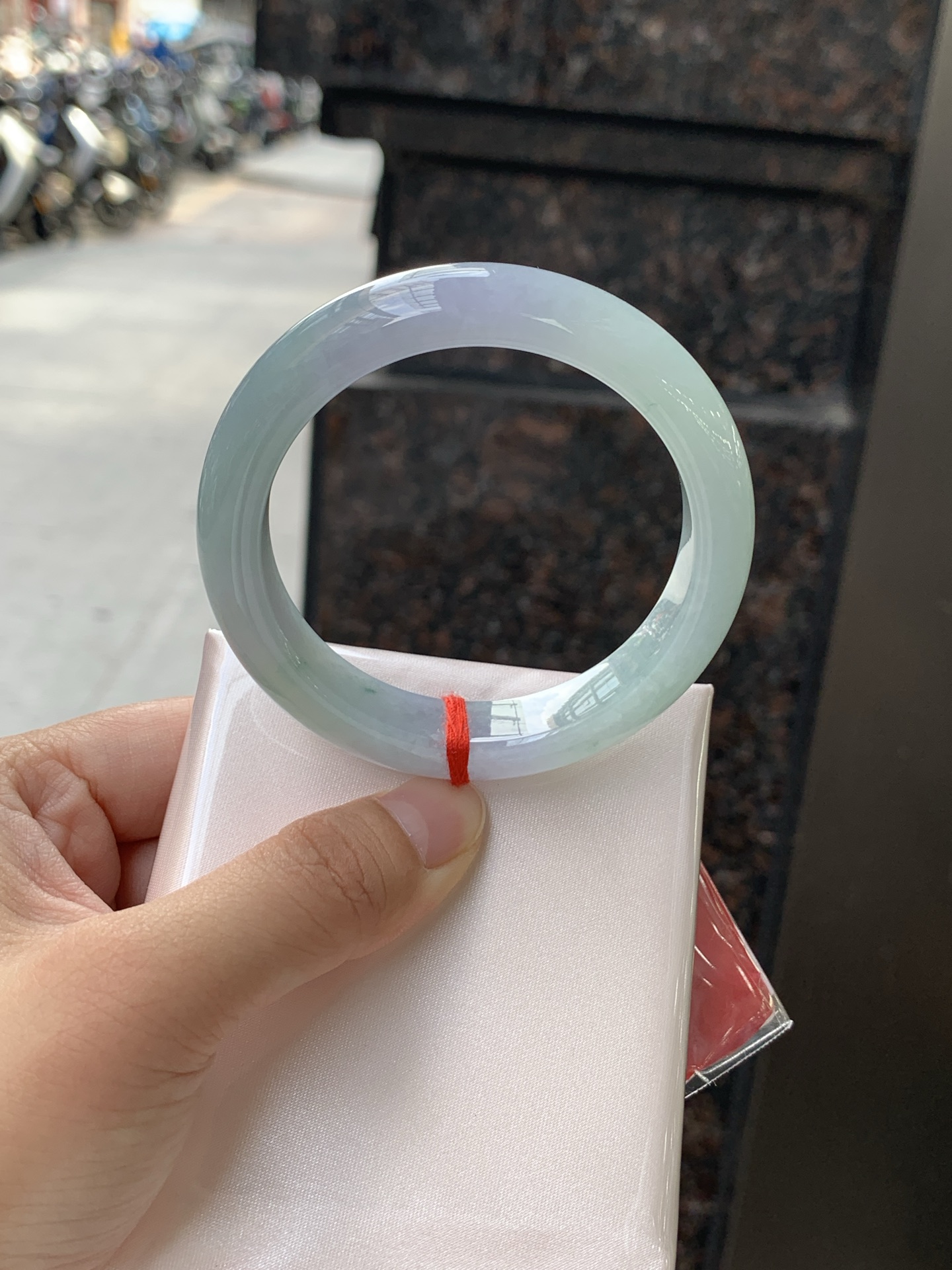 春彩正圈 0625-N930-15 无裂，淡紫底色交织翠色飘花，底妆细腻温润，色泽自然柔和，一镯双色，韵味独特，日常佩戴超显气质。