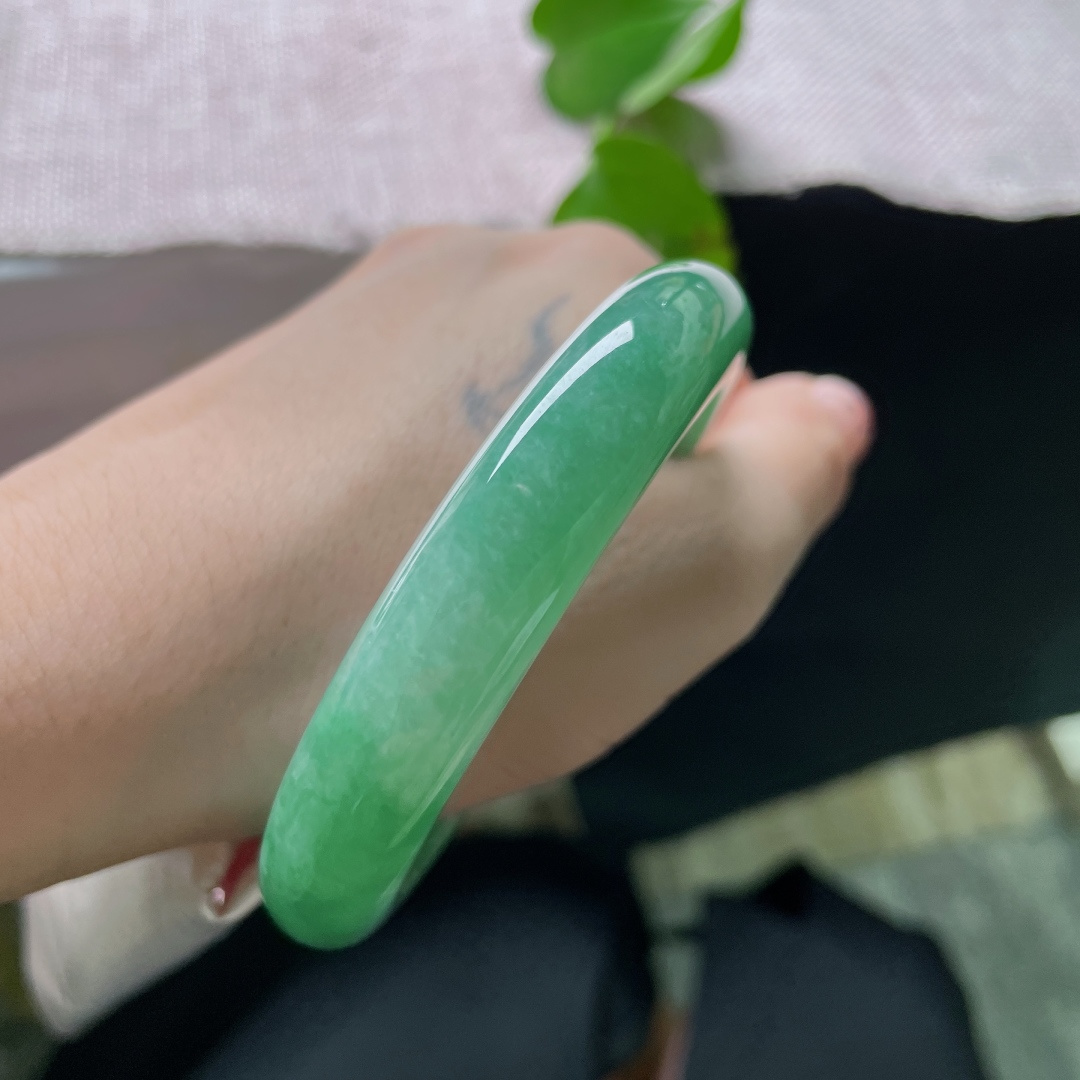 57.5/12.2/9.3，满绿正圈，无裂，满圈柔翠莹润透亮，腕间揽住一腕清柔美好，满目温柔动人。ss51666a