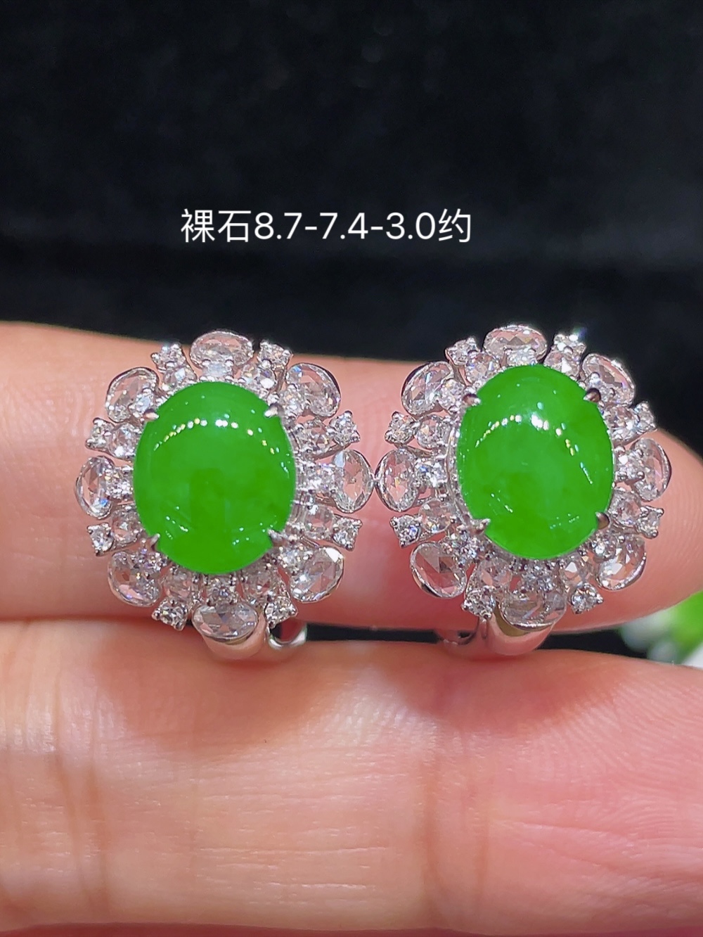 大件饱满，通透水润，玉质细腻，翠色鲜艳，18k金奢华钻石镶嵌，8.7-7.4-3.0