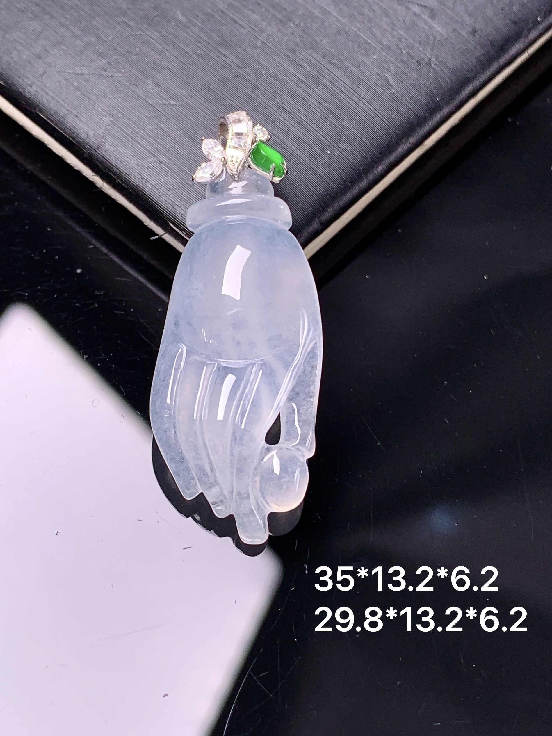 18k金钻镶嵌冰种掌上明珠吊坠 玉质细腻 色泽艳丽清新 整体尺寸35*13.2*6.2 e1