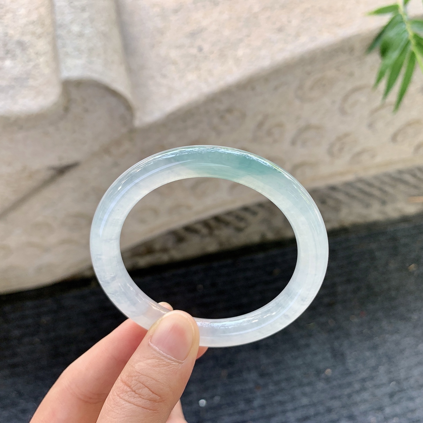 圆条52 53【圈口】53.2/8.2/8.5【编码】BA062778【描述】冰飘绿，清透，水润，种老，细腻，打灯有絮线