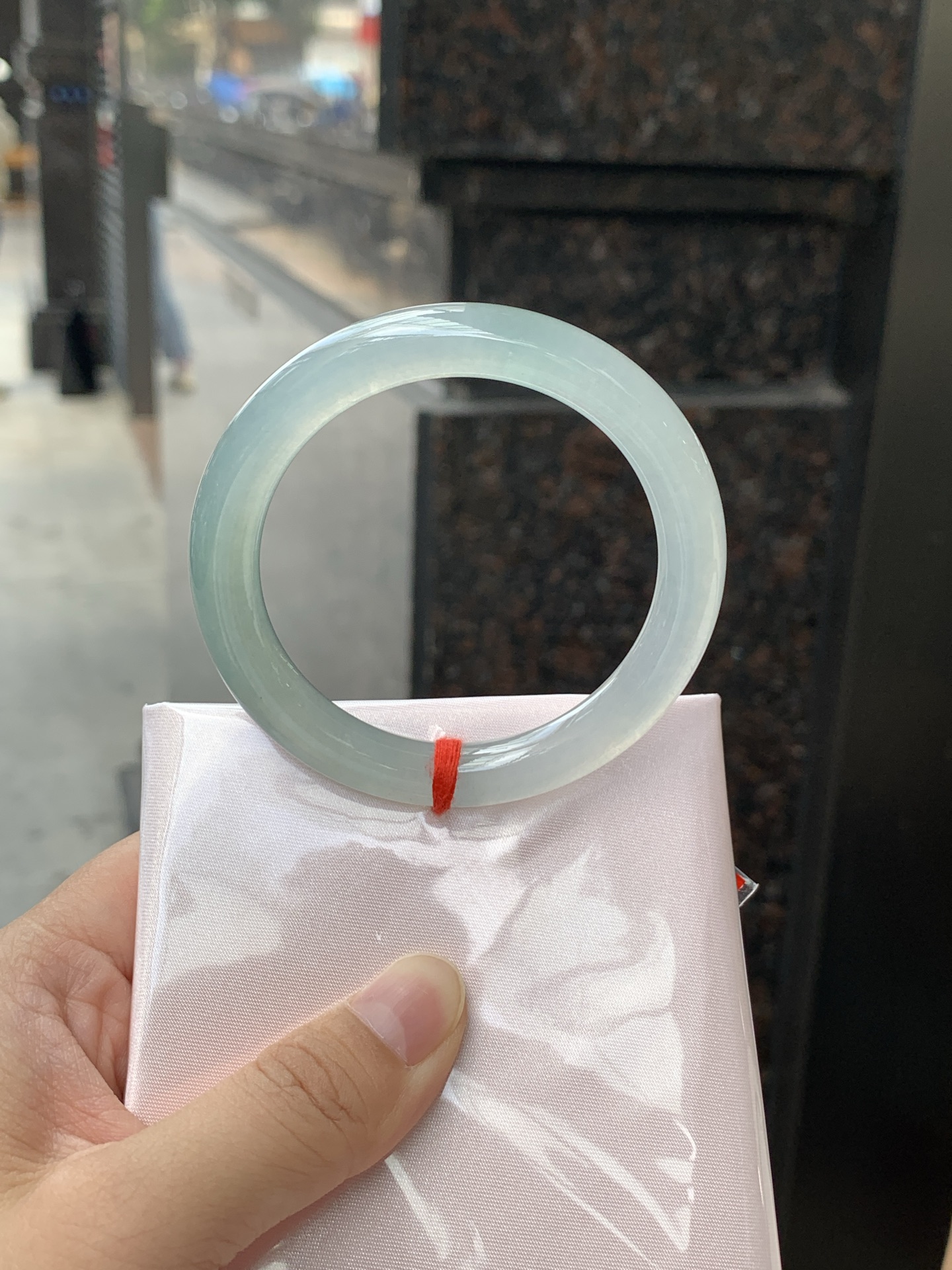 冰蓝圆条 52.8-8.4-8.9 0625-N1066 无裂，打灯色线，底妆冰润细腻，千变万化的冰晴蓝底色，拥有海的颜色，却散发着星空的光芒，这是一只来自冰川蓝的清冷气质仙女镯。