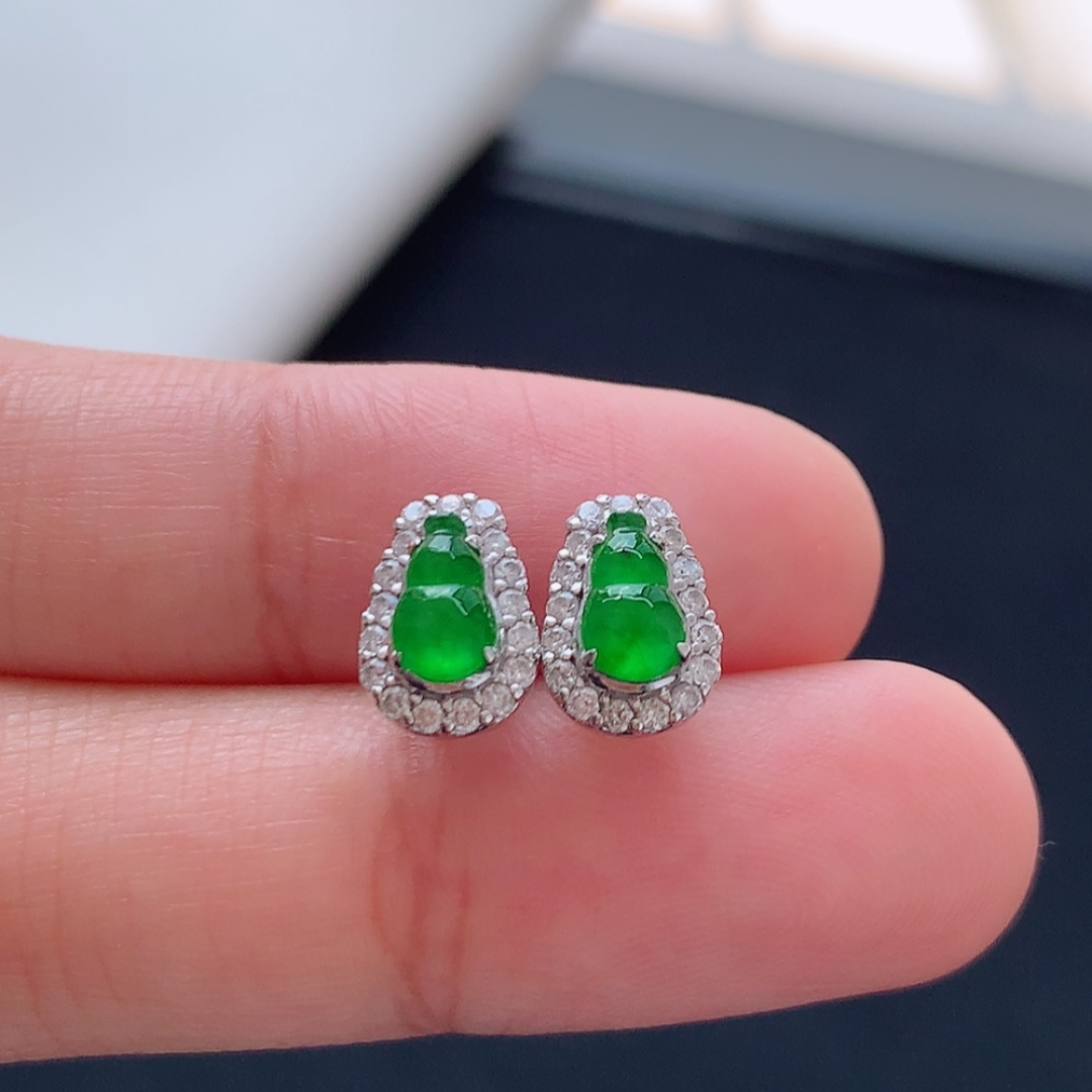 冰阳绿葫芦耳钉 莹莹青翠，种老细腻水润，佩戴优雅时尚 货号18622，6.7-4-1.3