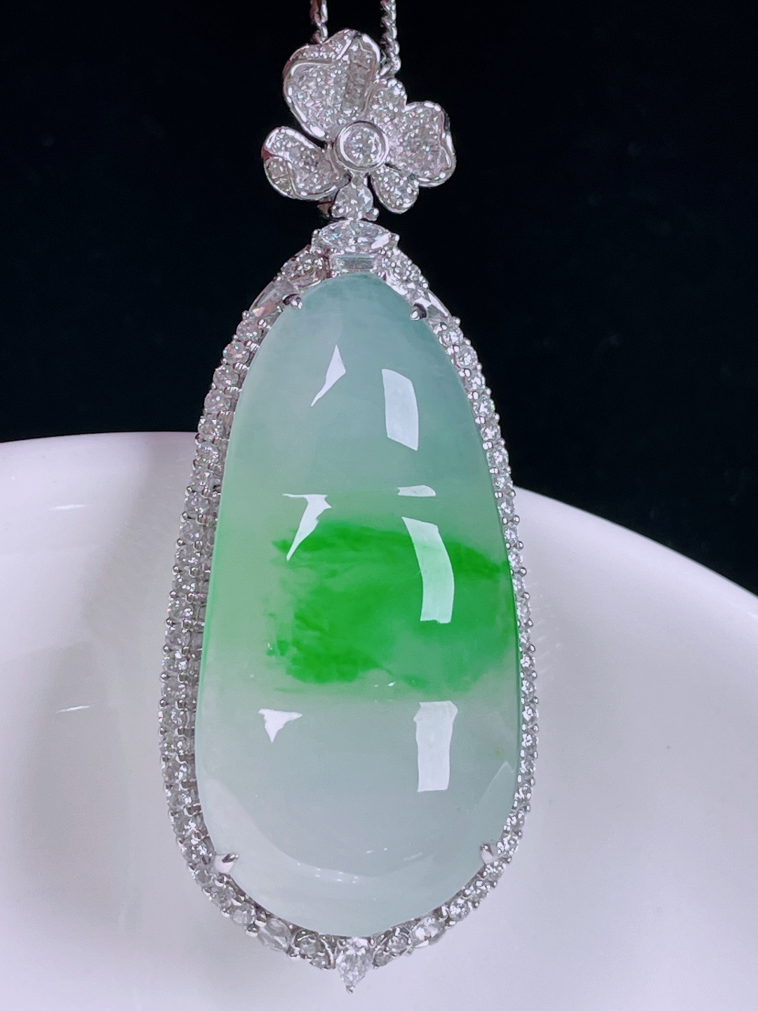 冰绿福豆，老种起光，细底通透，尺寸：48.3/19.3/9.5裸石33.2/16.6/6mm0625