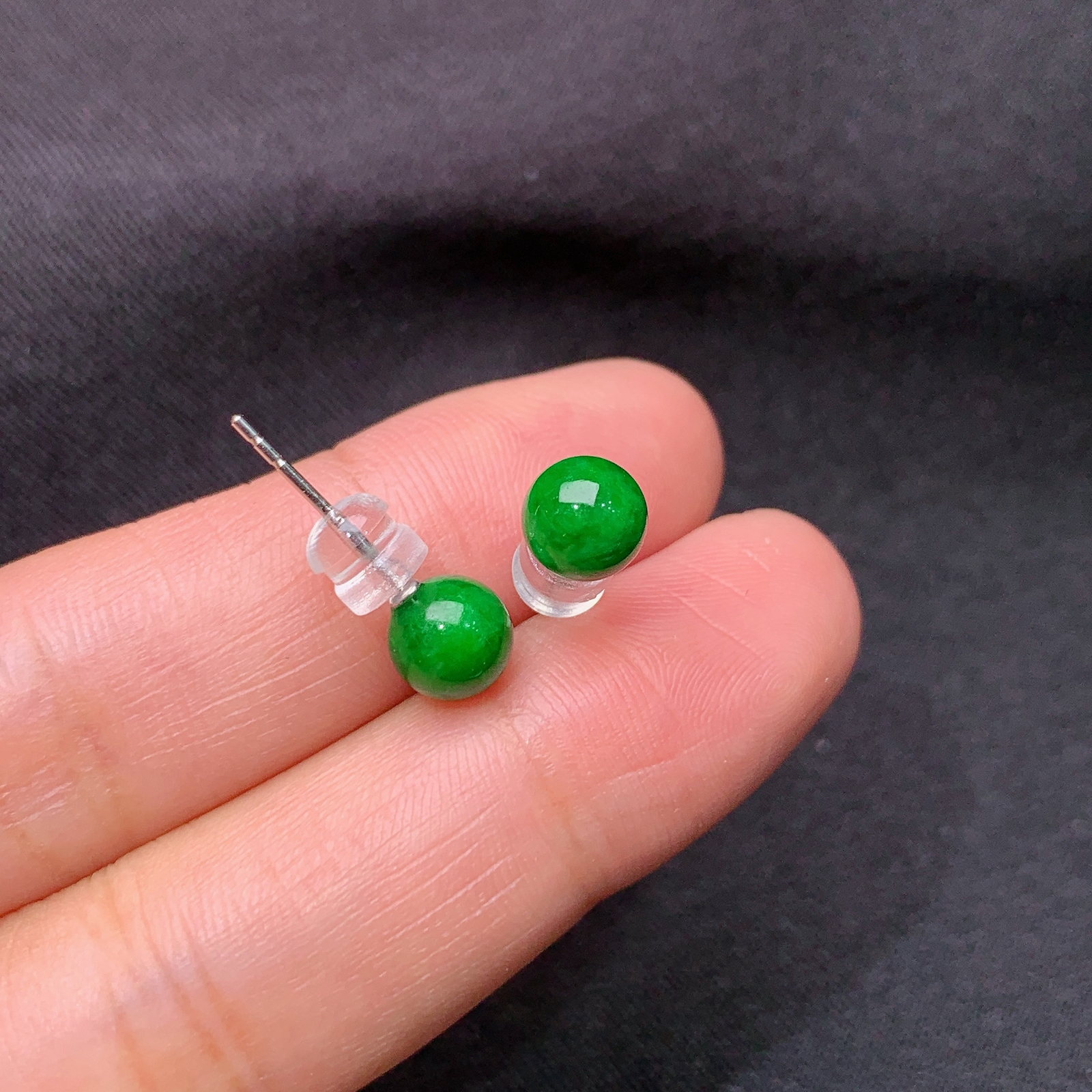 冰阳绿圆珠耳钉，18k金镶嵌，简约时尚。冰润色阳，种水足，Xyg 尺寸6