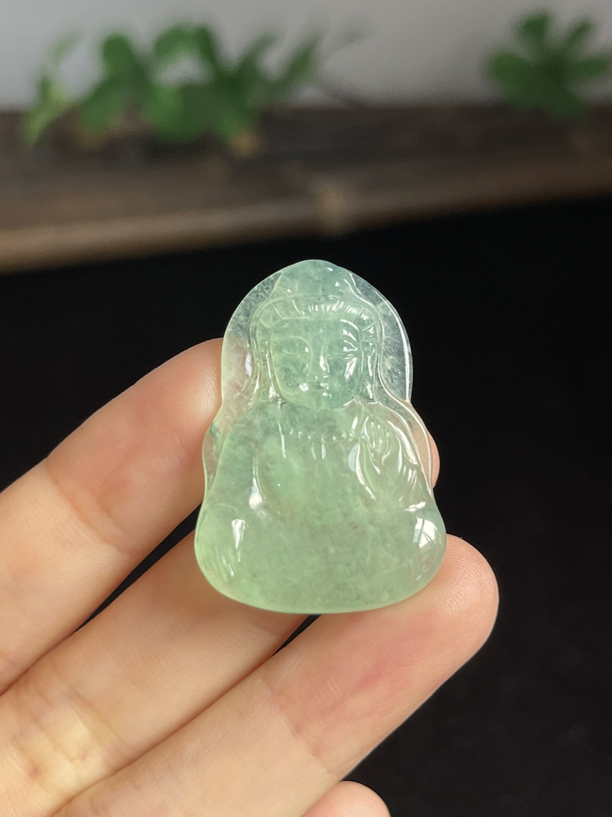 翡翠冰糯种浅绿色吊坠