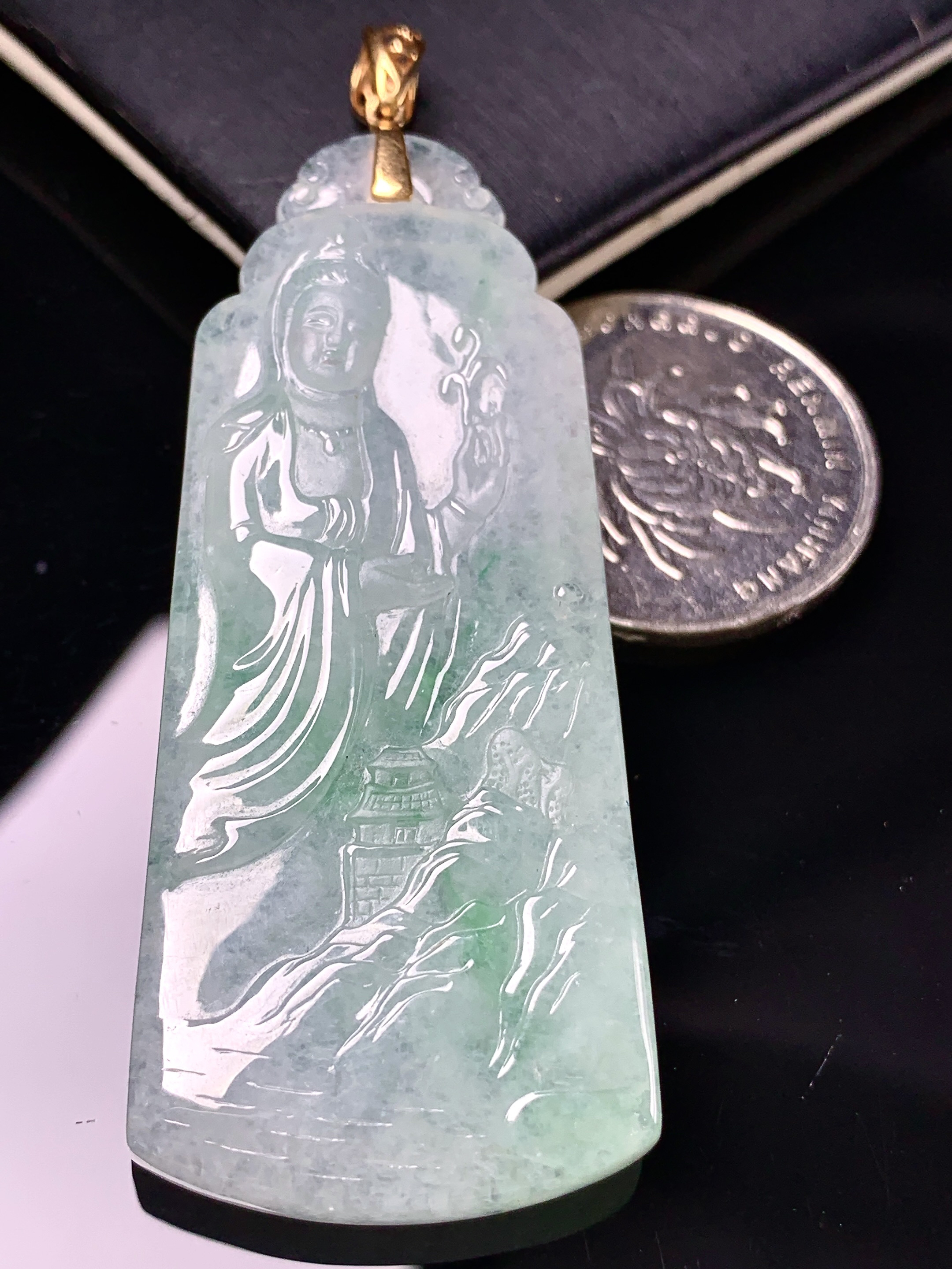 18k金镶嵌飘绿山水观音菩萨吊坠 玉质细腻 色泽艳丽清新 整体尺寸66.7*25.5*6.6 j1