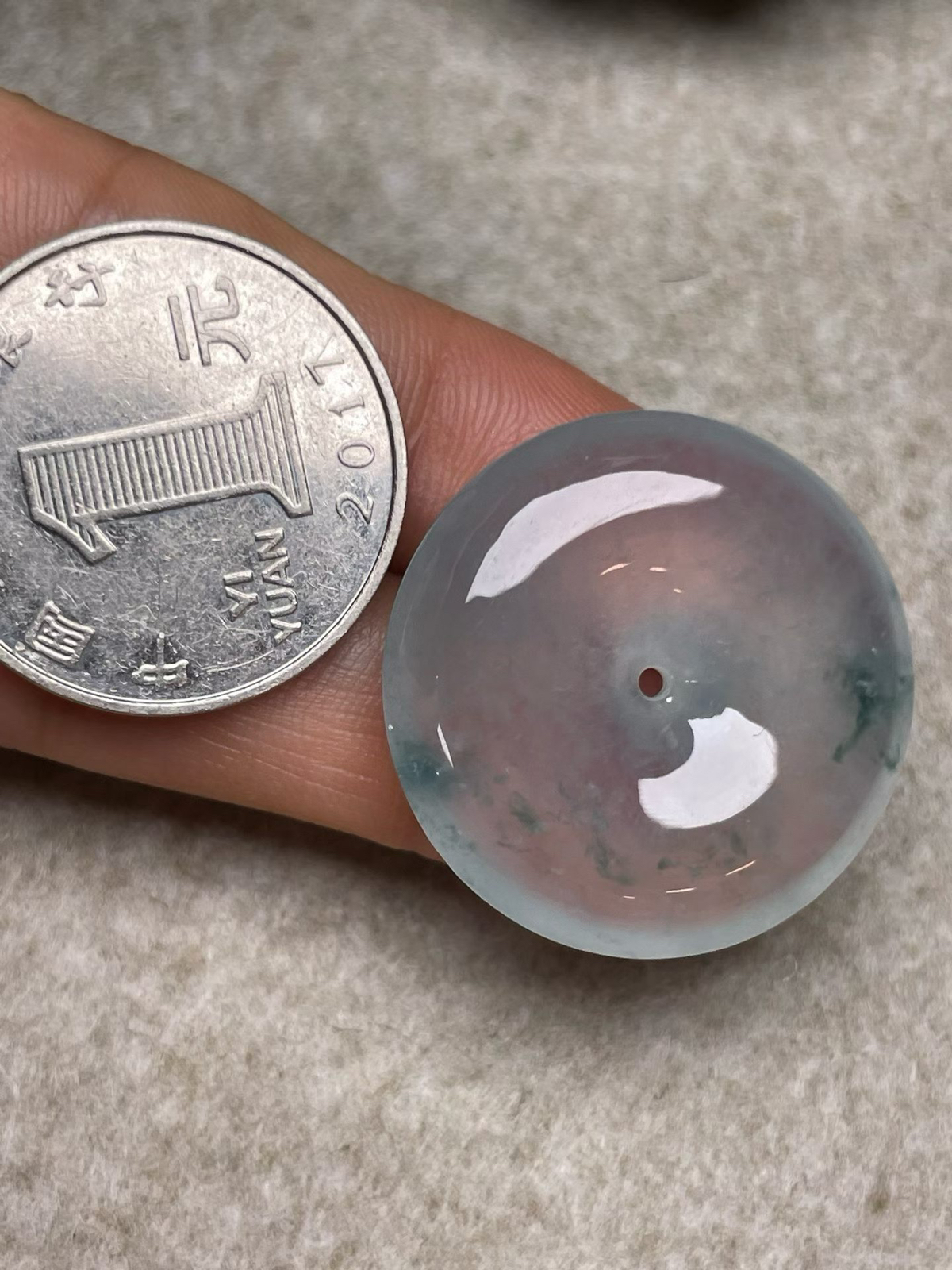 冰种飘花【平安扣】、种水好，玉质细腻 .