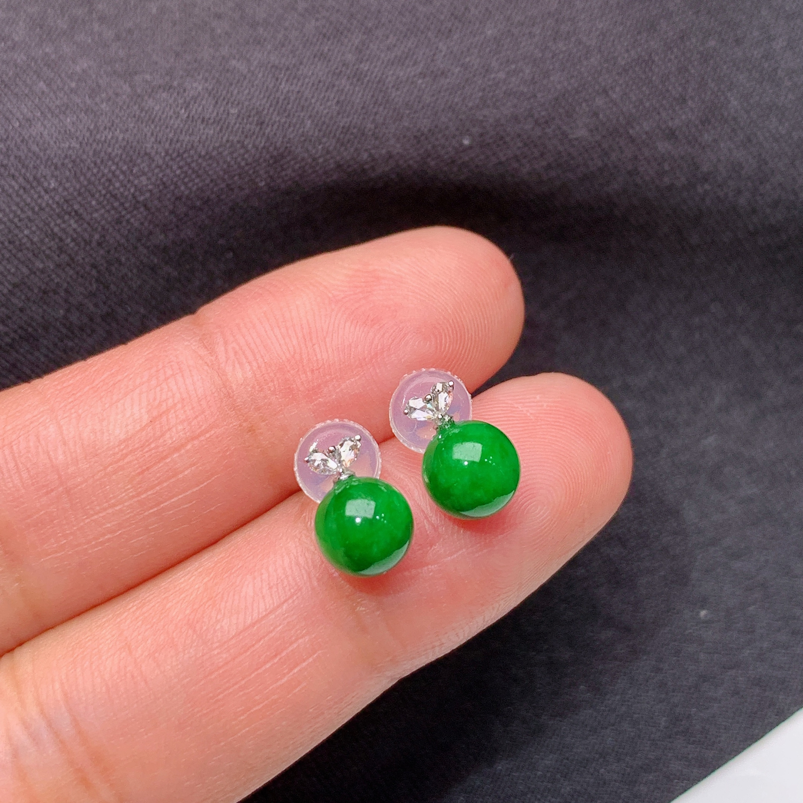 阳绿圆珠耳钉，18k金镶嵌，简约时尚。冰润色阳，种水足，Xyg 尺寸6.1