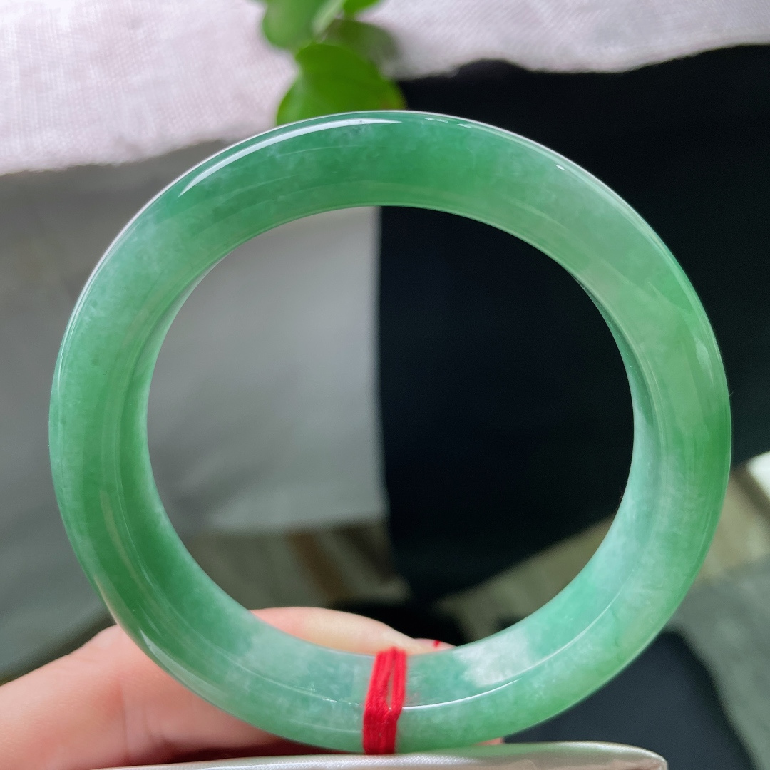 57.5/12.2/9.3，满绿正圈，无裂，满圈柔翠莹润透亮，腕间揽住一腕清柔美好，满目温柔动人。s
