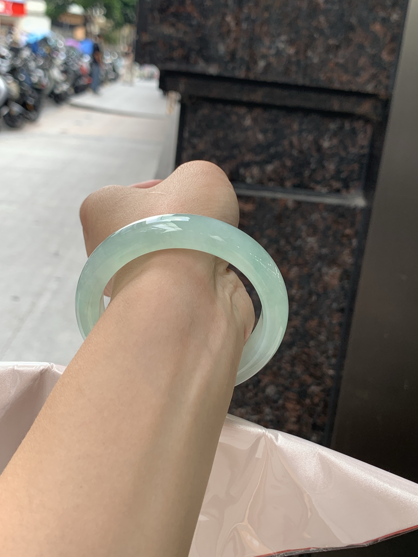 冰晴正圈 54.8-12.2-8.7 0625-N1063 打灯裂纹，底妆胶润，满圈淡雅晴绿，像初春嫩芽落入清泉，均匀柔和，抬眼就是一片宁静感。