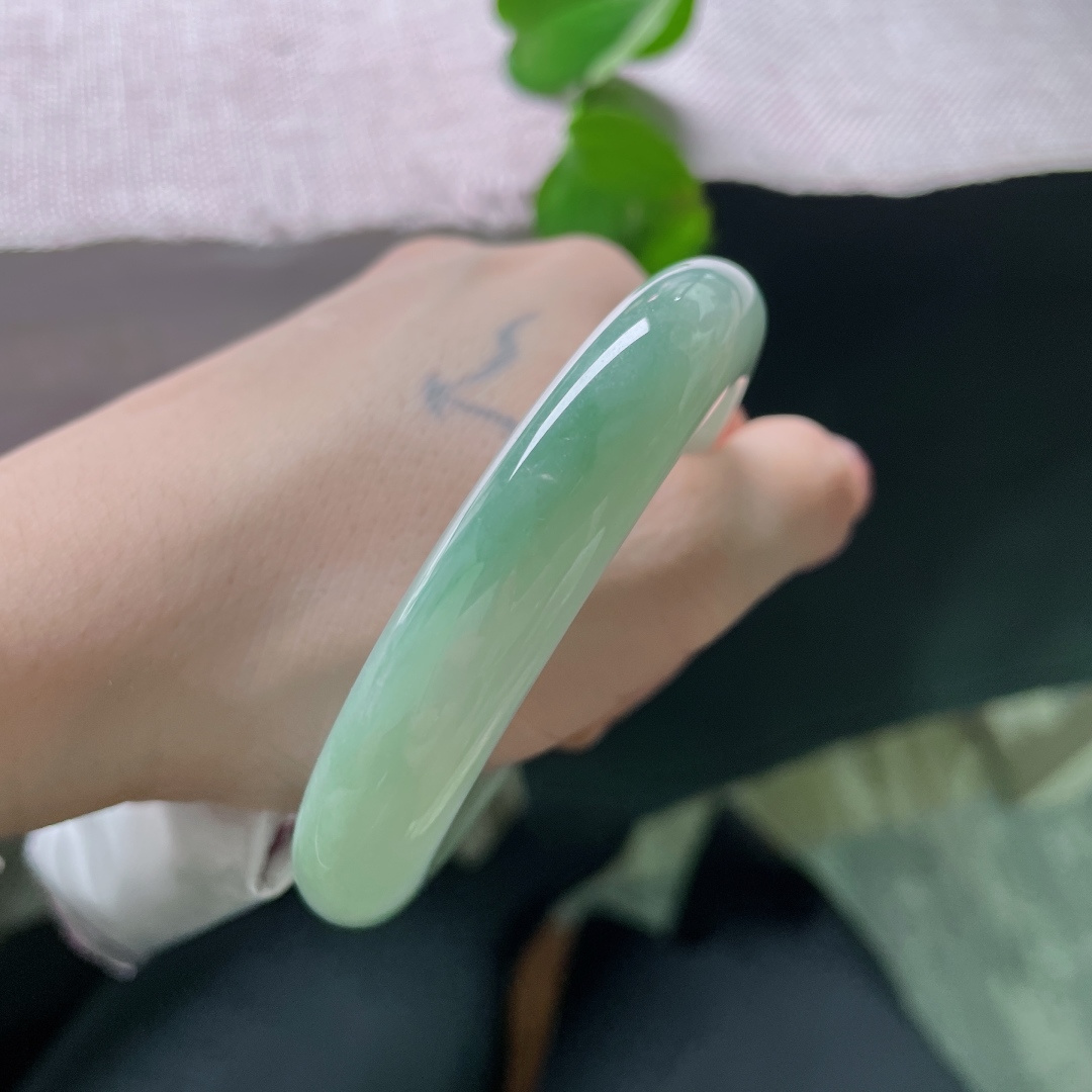 57/11.8/8.9，飘花正圈，由浅白过渡至浓润湖翠，色泽层次柔和，自带沉静清雅气韵。有纹，ss57273a