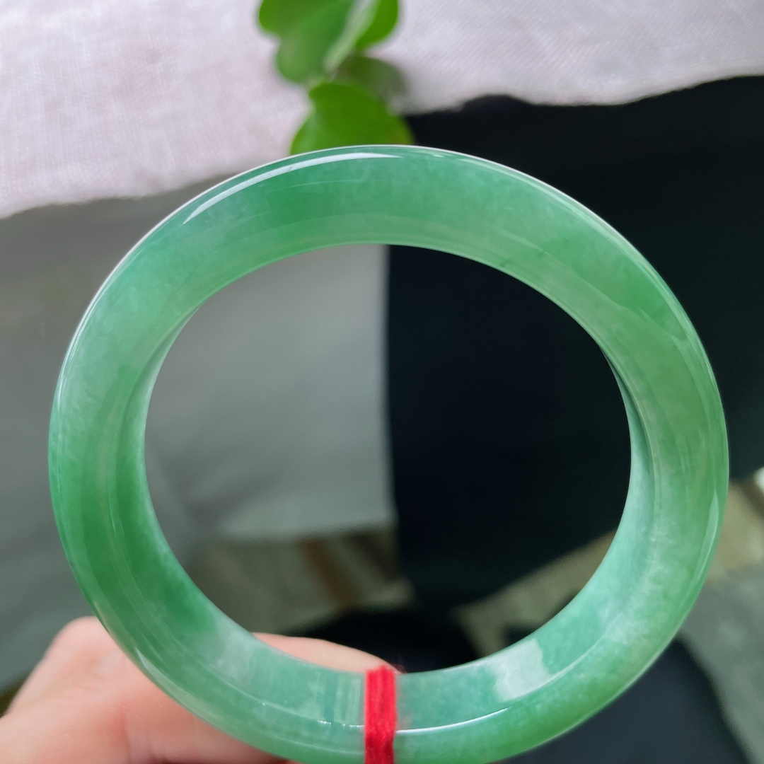 57.5/12.2/9.3，满绿正圈，无裂，满圈柔翠莹润透亮，腕间揽住一腕清柔美好，满目温柔动人。ss51666a