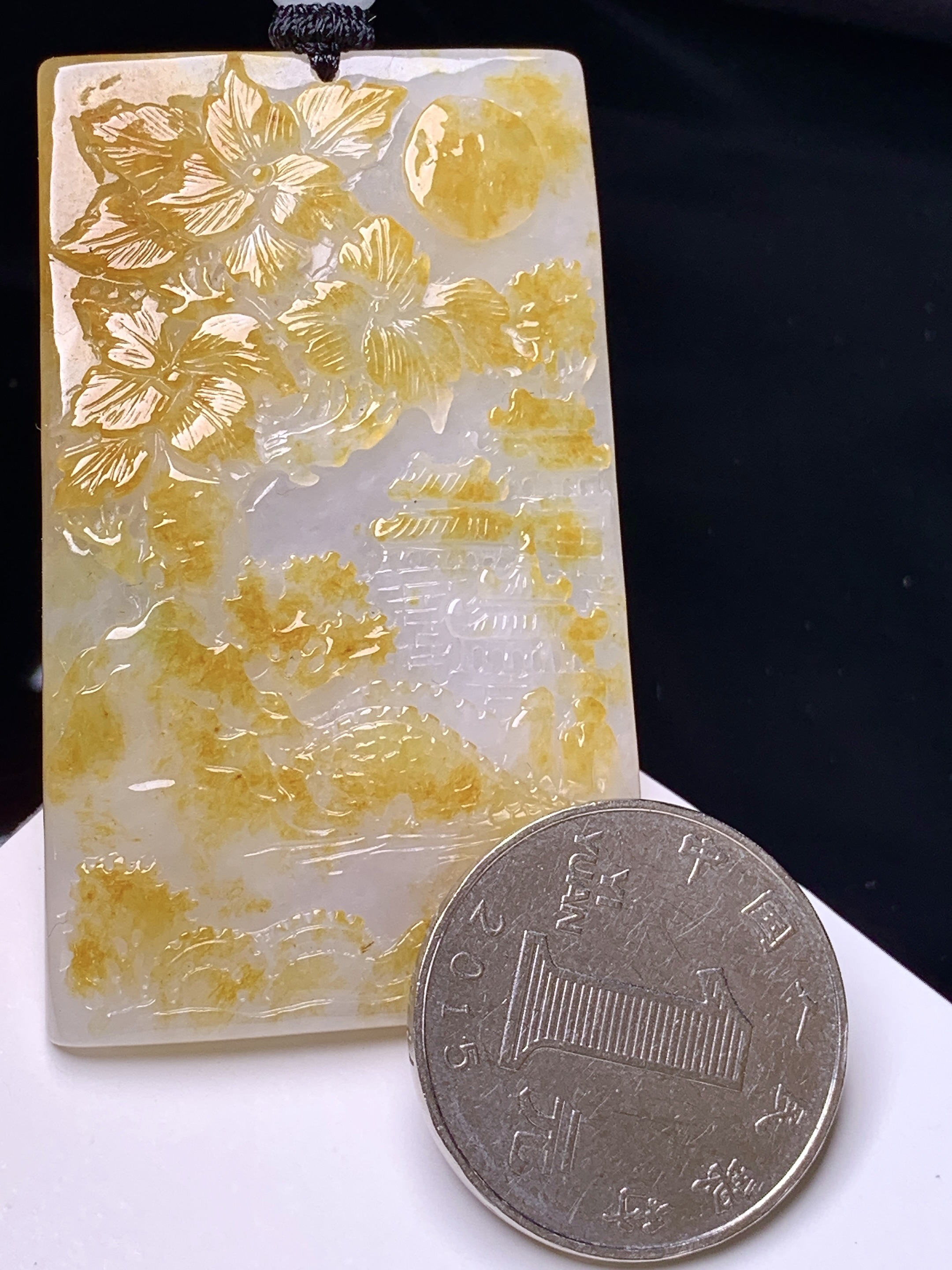 黄翡山水牌子吊坠 玉质细腻 色泽艳丽清新 整体尺寸55.3*34.5*5.8 L1