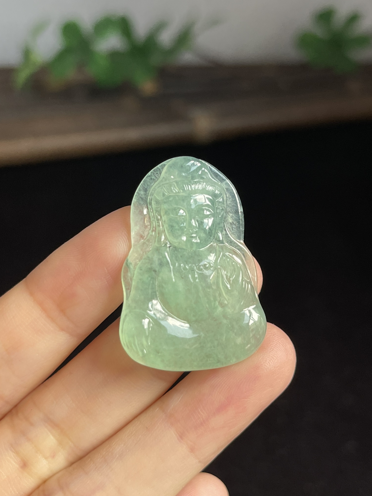 翡翠冰糯种浅绿色吊坠