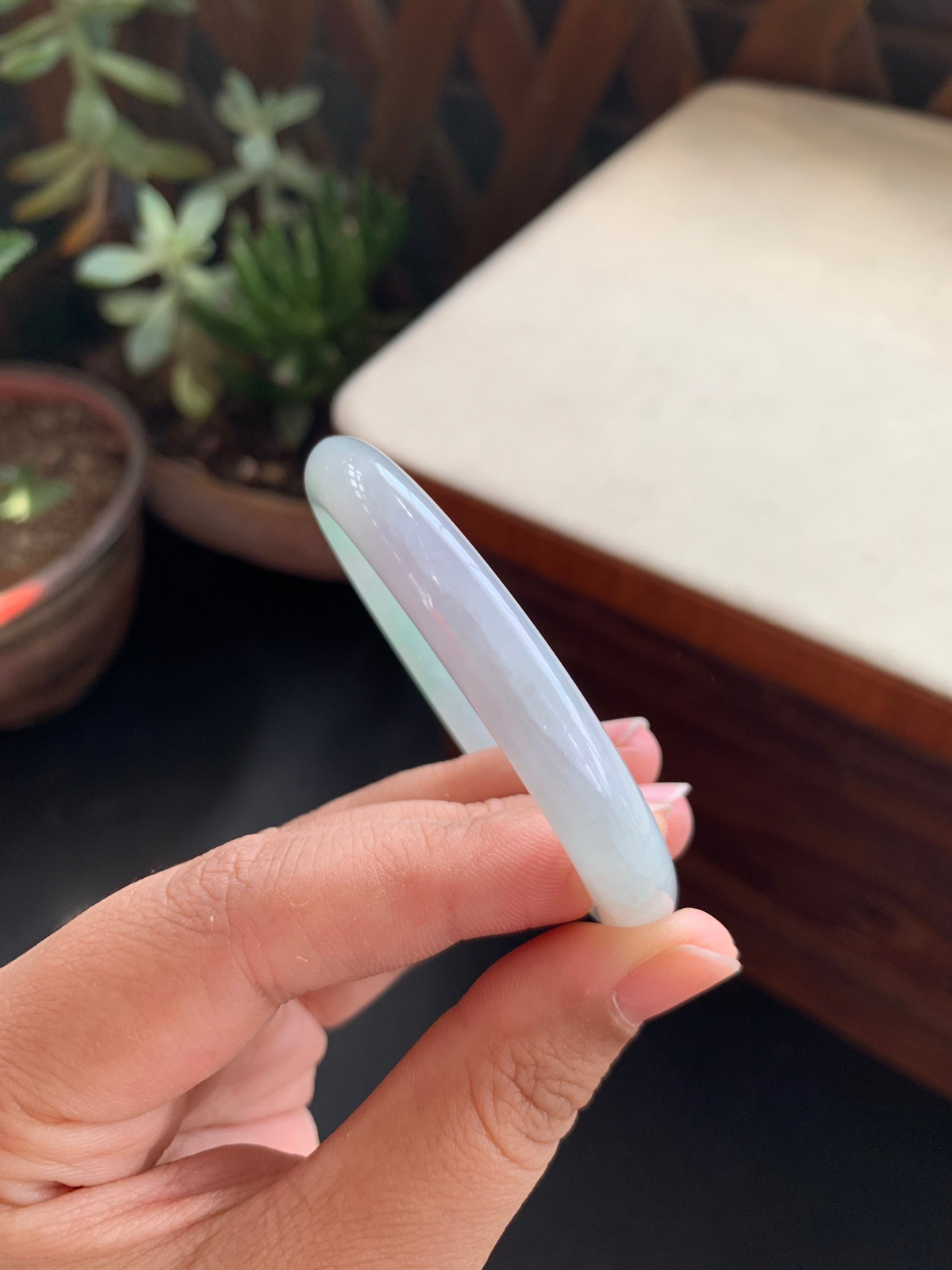 52.6圈口飘绿贵妃手镯