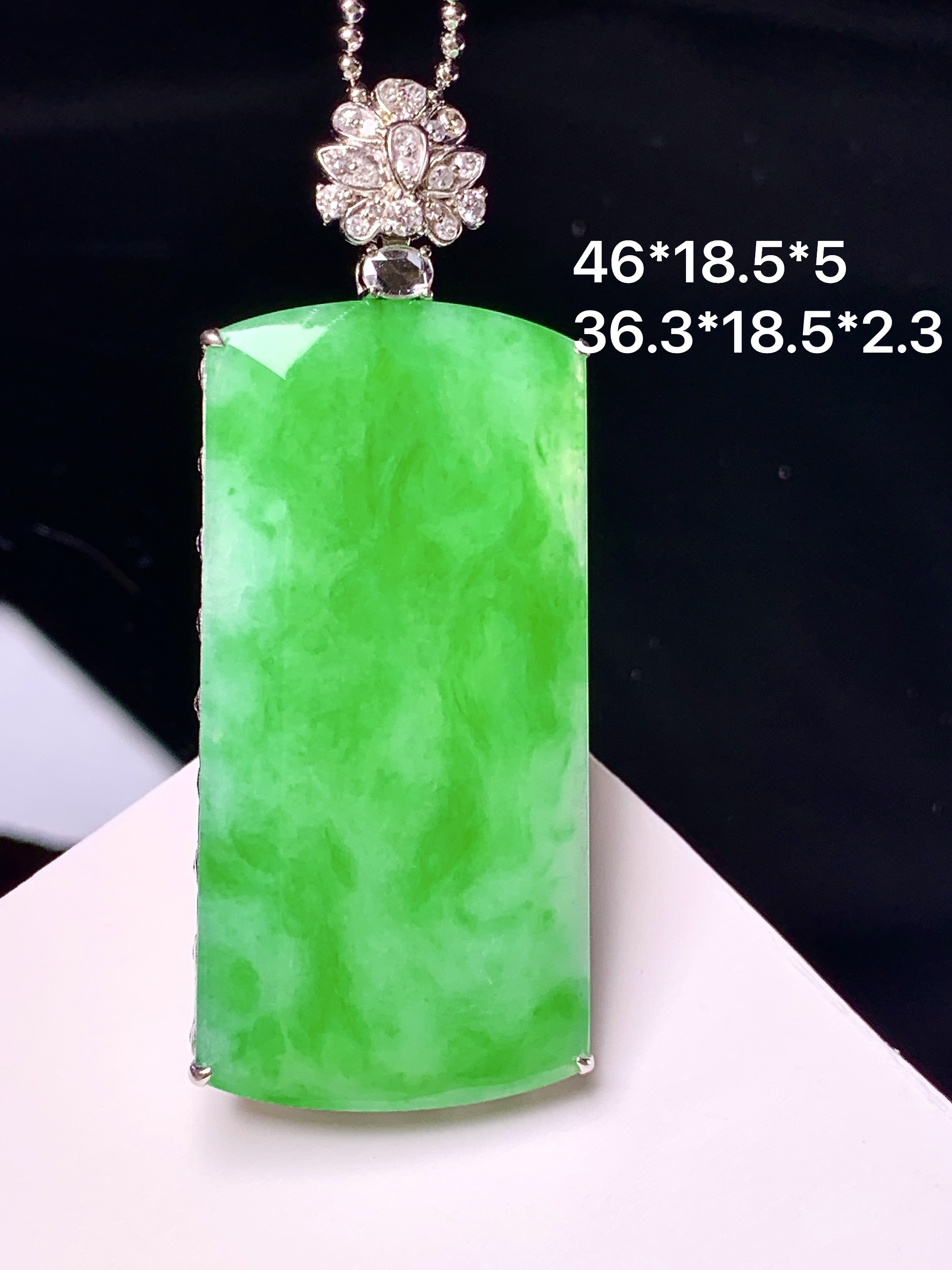 18k金钻镶嵌阳绿无事牌吊坠 玉质细腻 色泽艳丽清新 整体尺寸46*18.5*5 h1