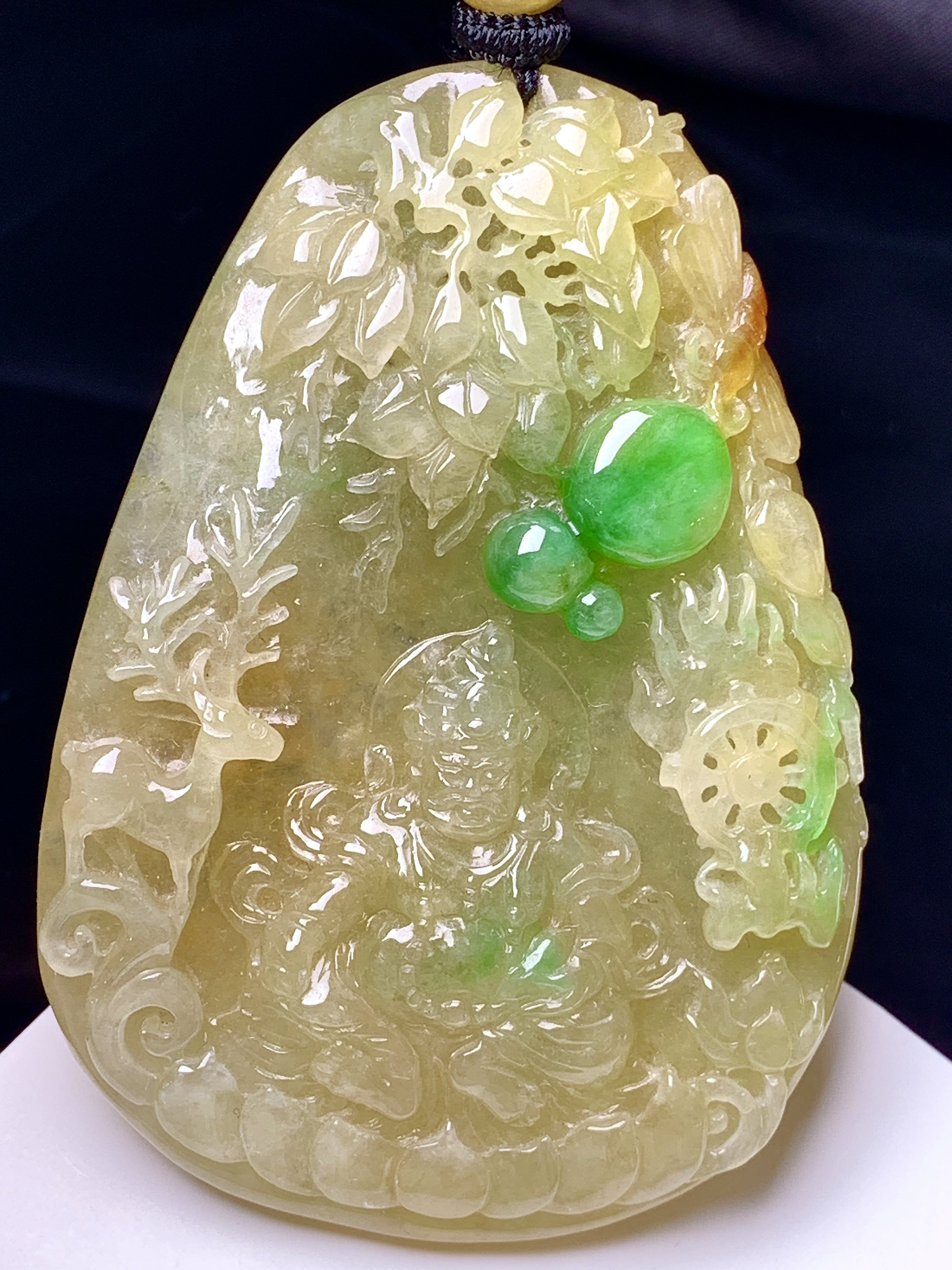 黄翡飘绿黄财神吊坠 玉质细腻 色泽艳丽清新 整体尺寸65.2*45.7*7.8 w1