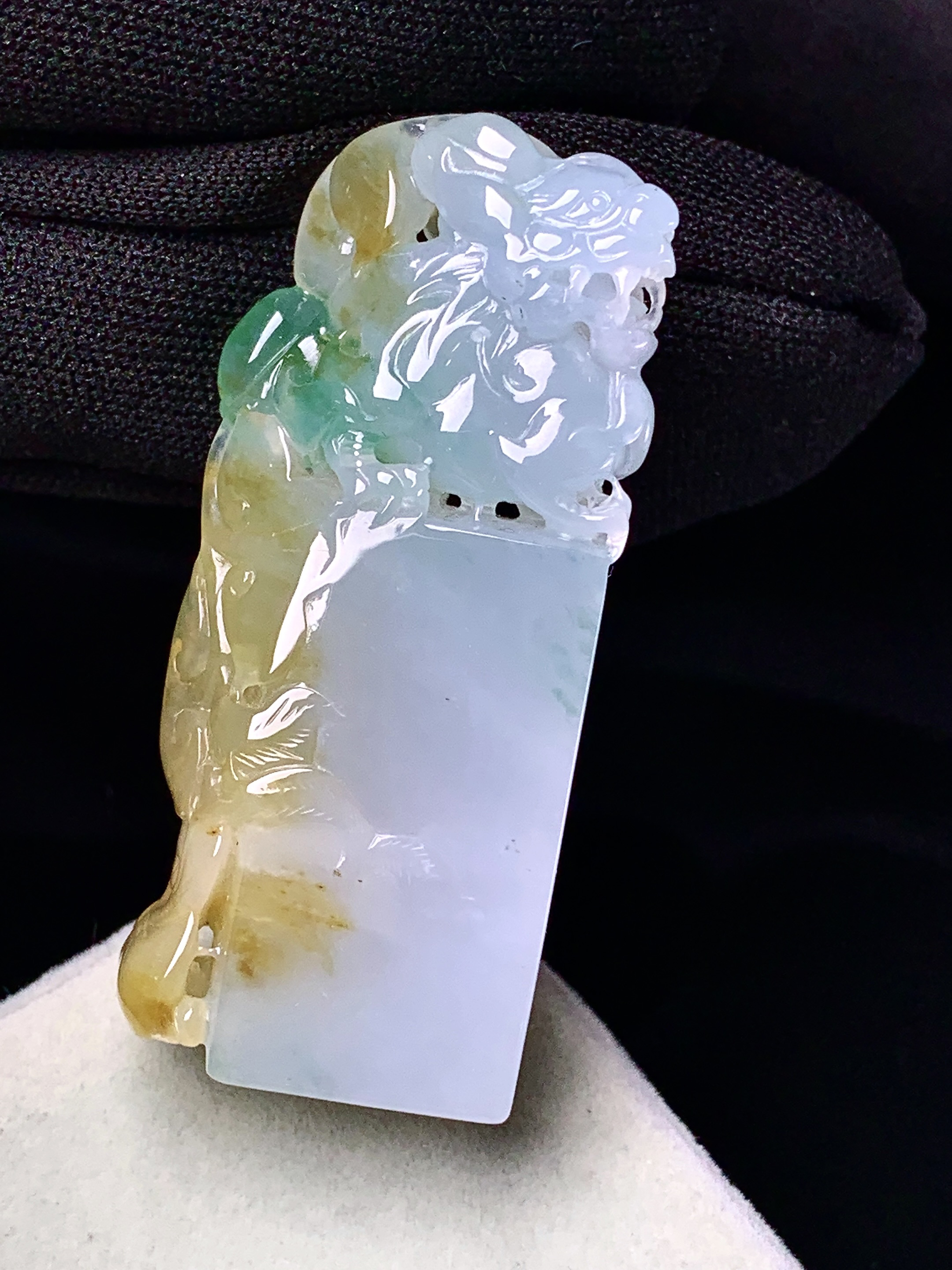 飘黄绿翡貔貅印章吊坠 玉质细腻 色泽艳丽清新 整体尺寸47.2*20*11.8 c1