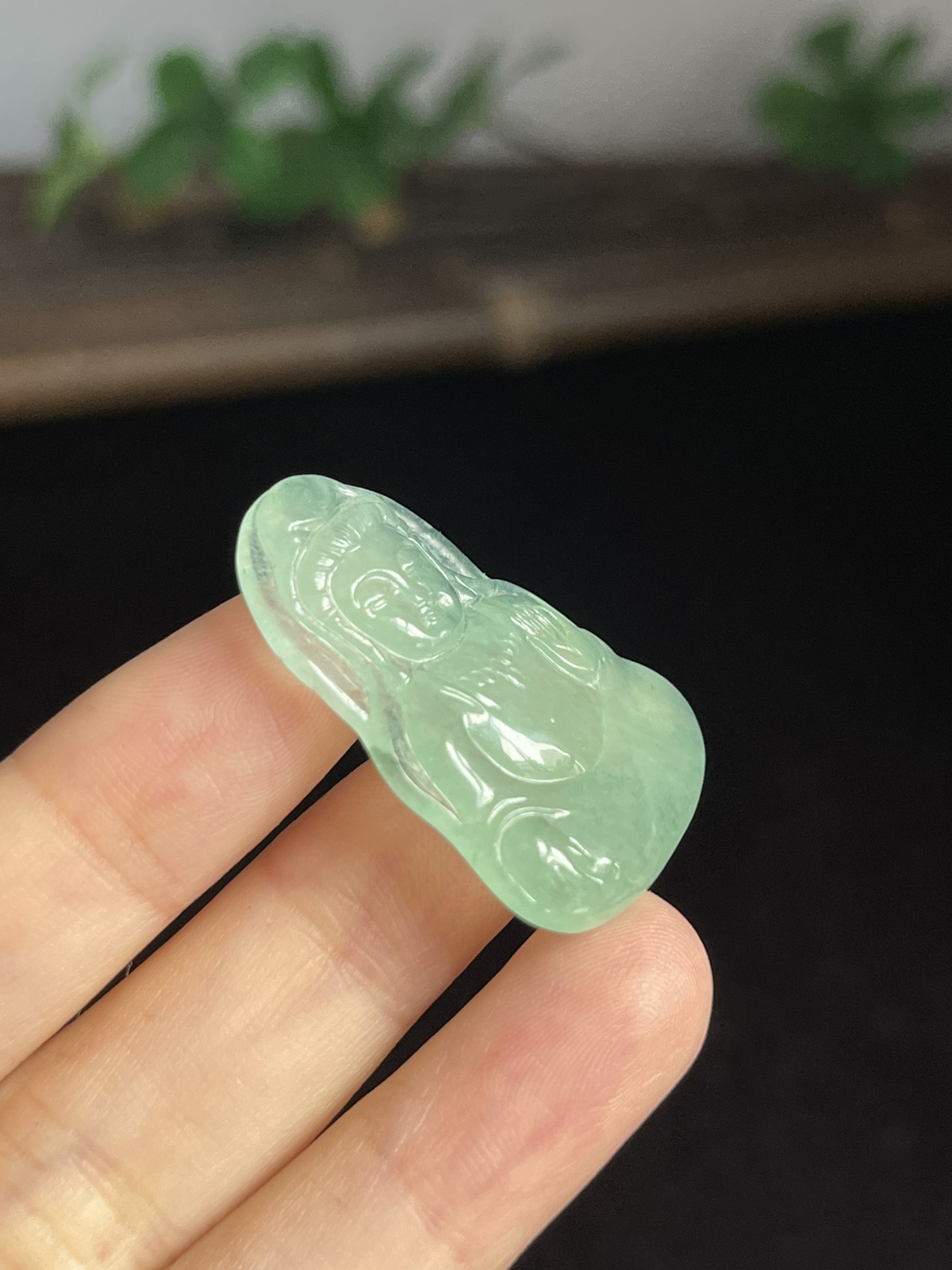 翡翠冰糯种浅绿色吊坠