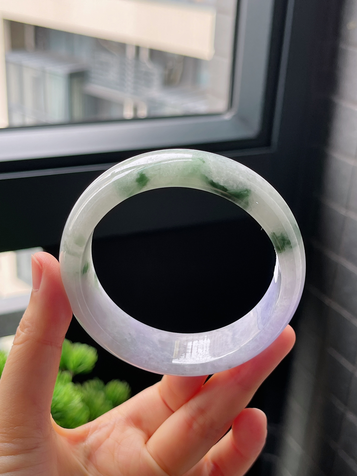 圈口59，糯化春带彩飘花紫罗兰翡翠宽版翡翠手镯