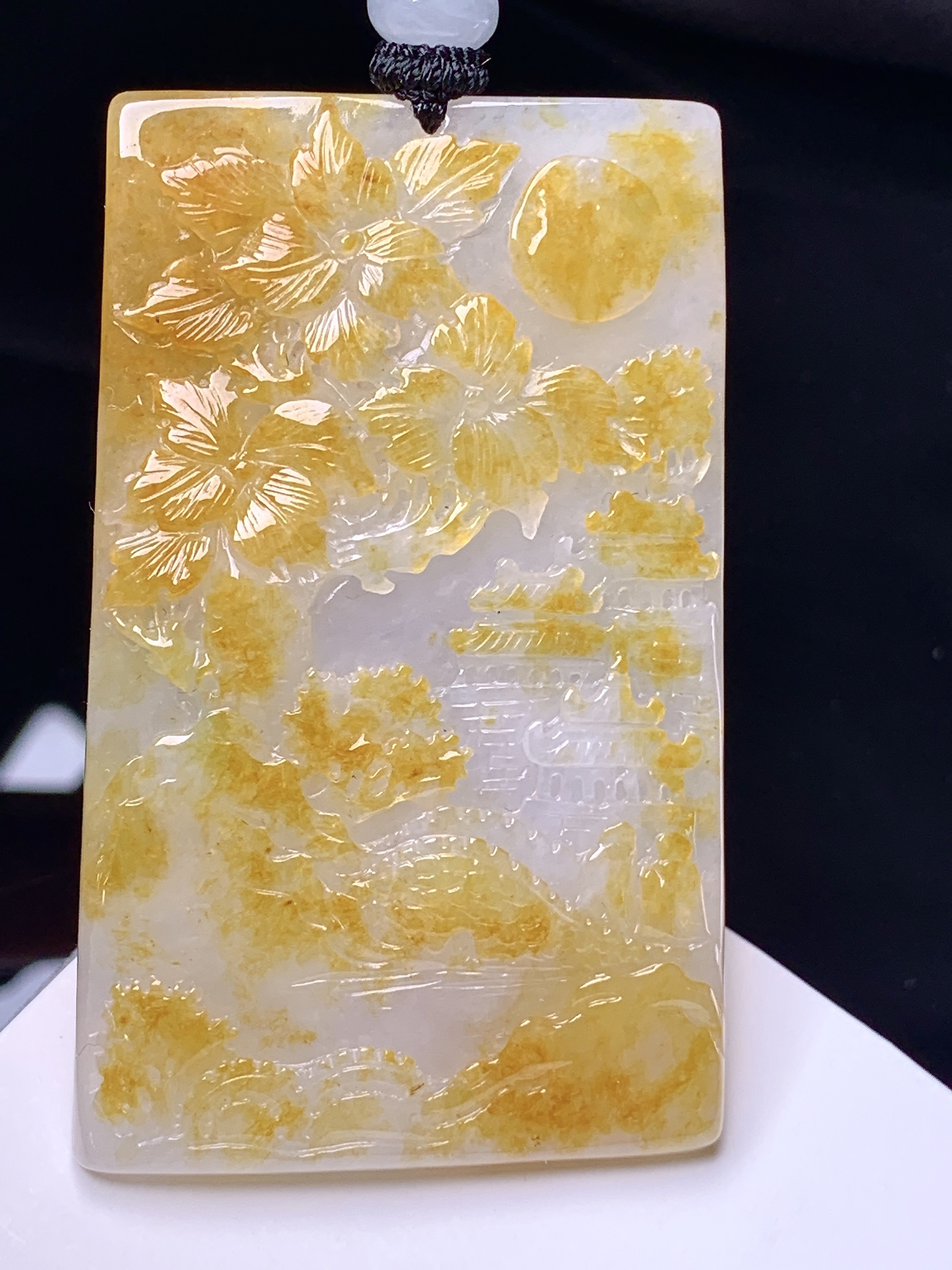 黄翡山水牌子吊坠 玉质细腻 色泽艳丽清新 整体尺寸55.3*34.5*5.8 L1