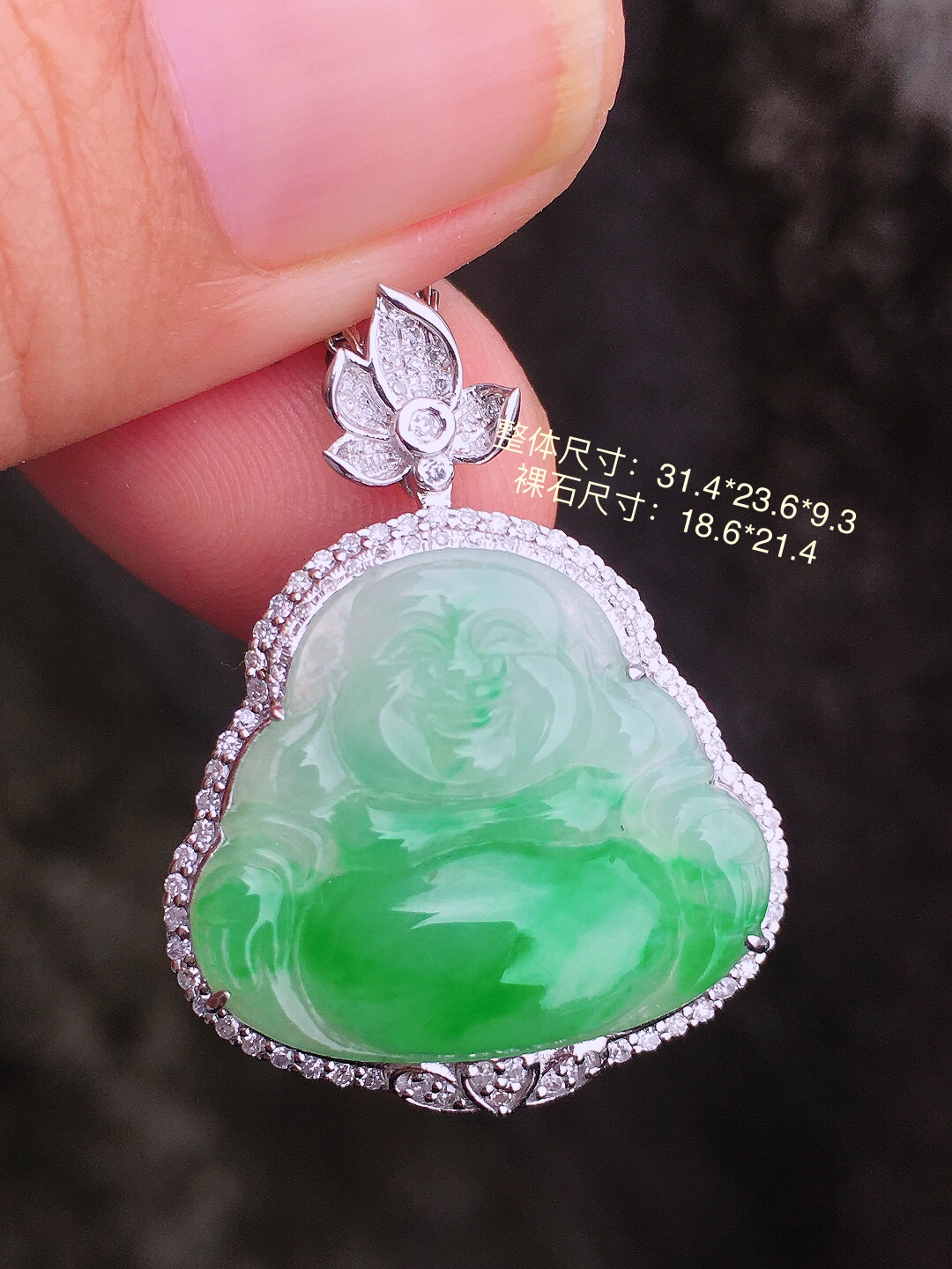 飘绿佛公吊坠，色泽艳丽，玉质细腻，荧光感超
强，饱满圆润，简单大方，尽显优雅气质，18k
金豪华镶嵌