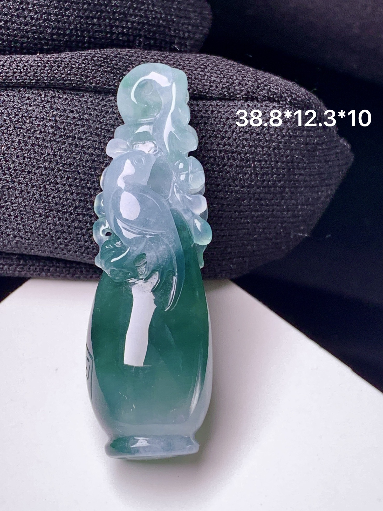 冰油喜鹊青花瓶吊坠 玉质细腻 色泽艳丽清新 整体尺寸38.8*12.3*10 c1