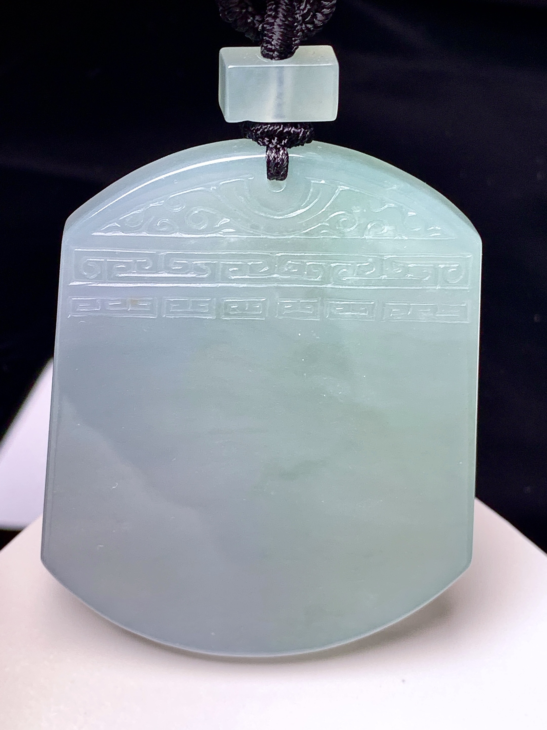 飘绿无事牌吊坠 玉质细腻 色泽艳丽清新 整体尺寸52.8*42.5*5 L1