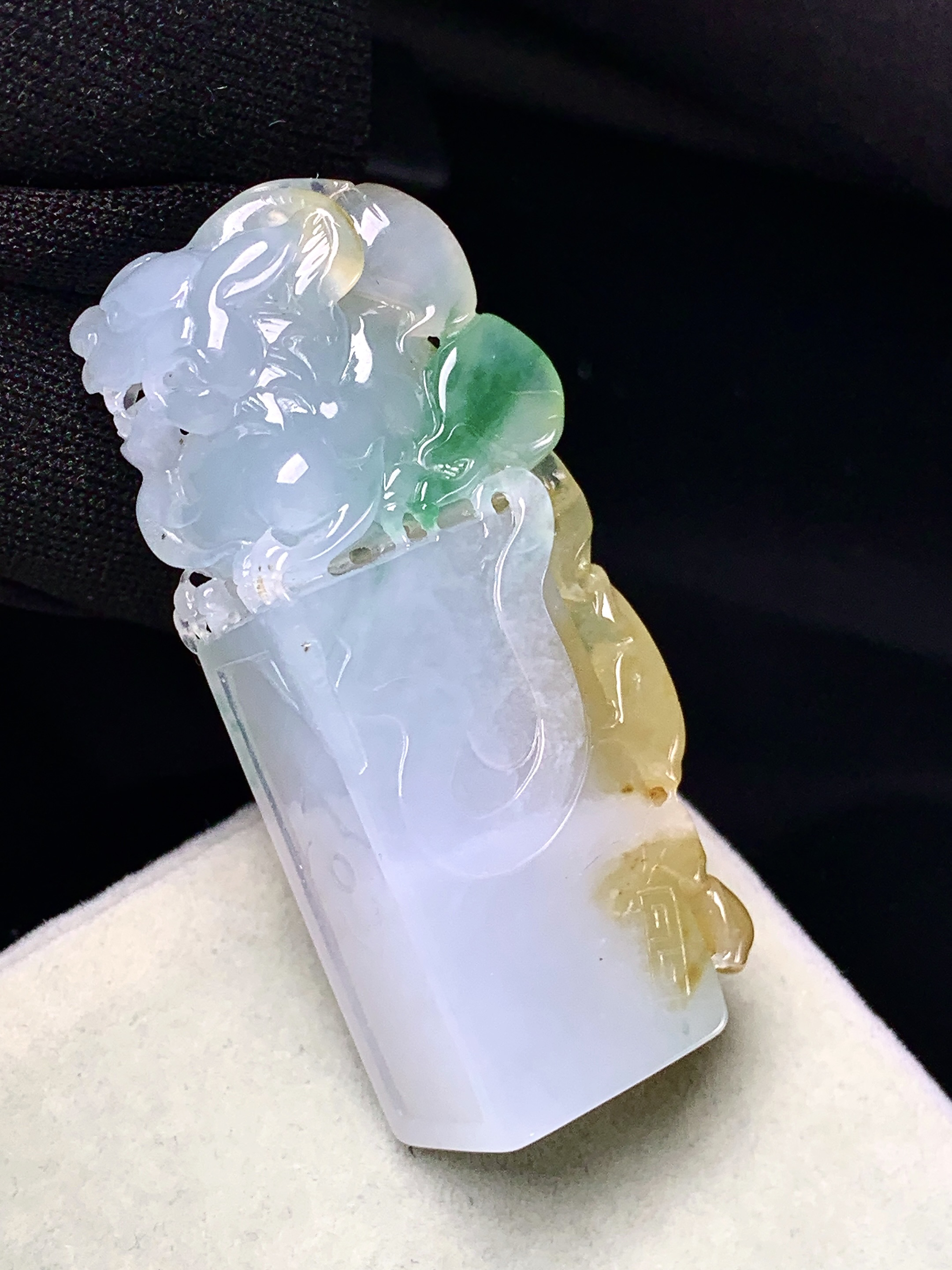 飘黄绿翡貔貅印章吊坠 玉质细腻 色泽艳丽清新 整体尺寸47.2*20*11.8 c1