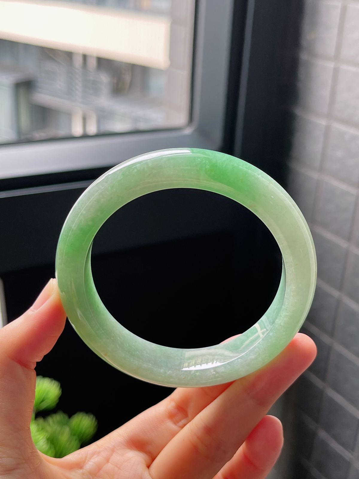 圈口58，糯化果绿底飘花翡翠正圈手镯