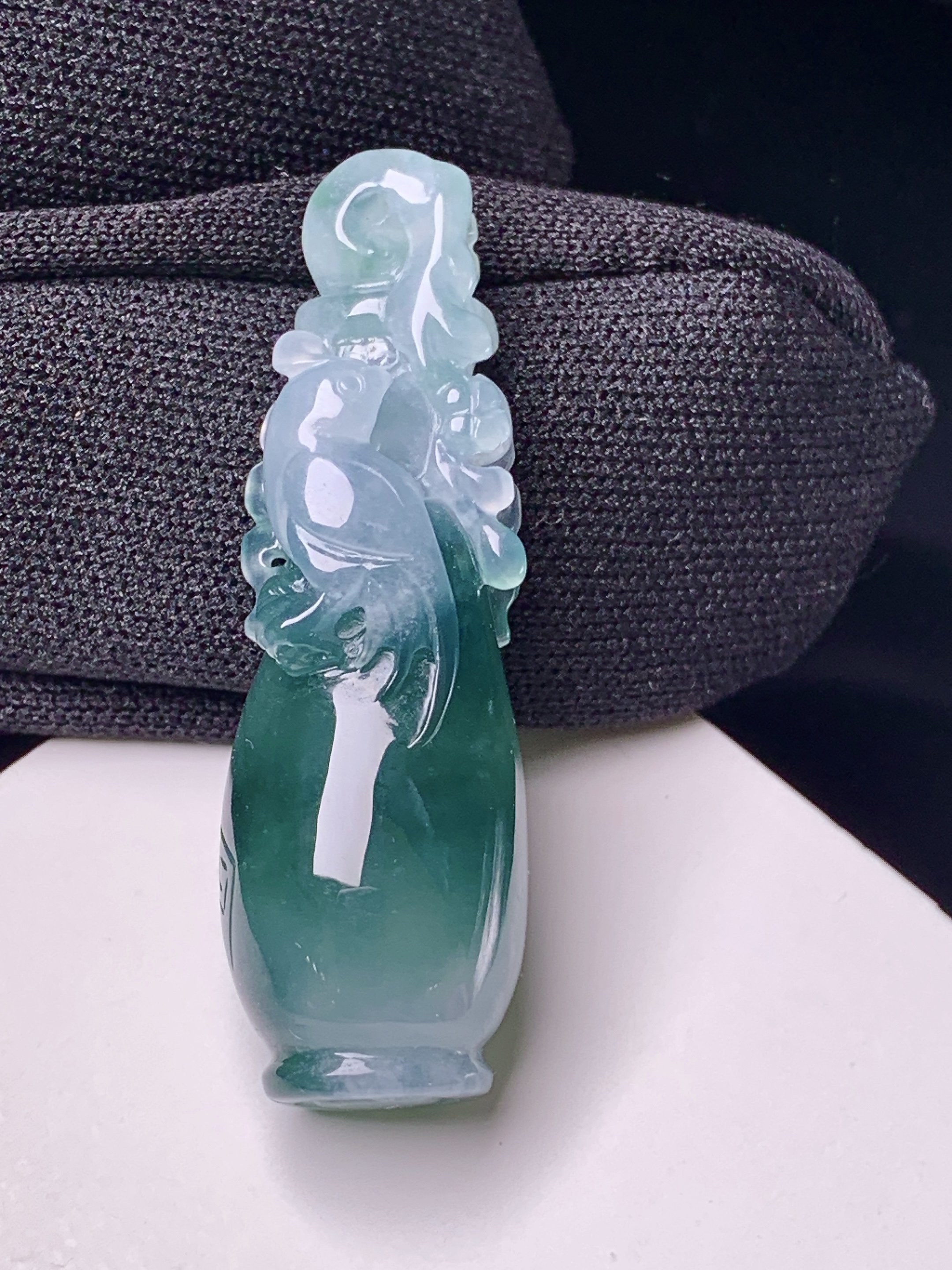 冰油喜鹊青花瓶吊坠 玉质细腻 色泽艳丽清新 整体尺寸38.8*12.3*10 c1
