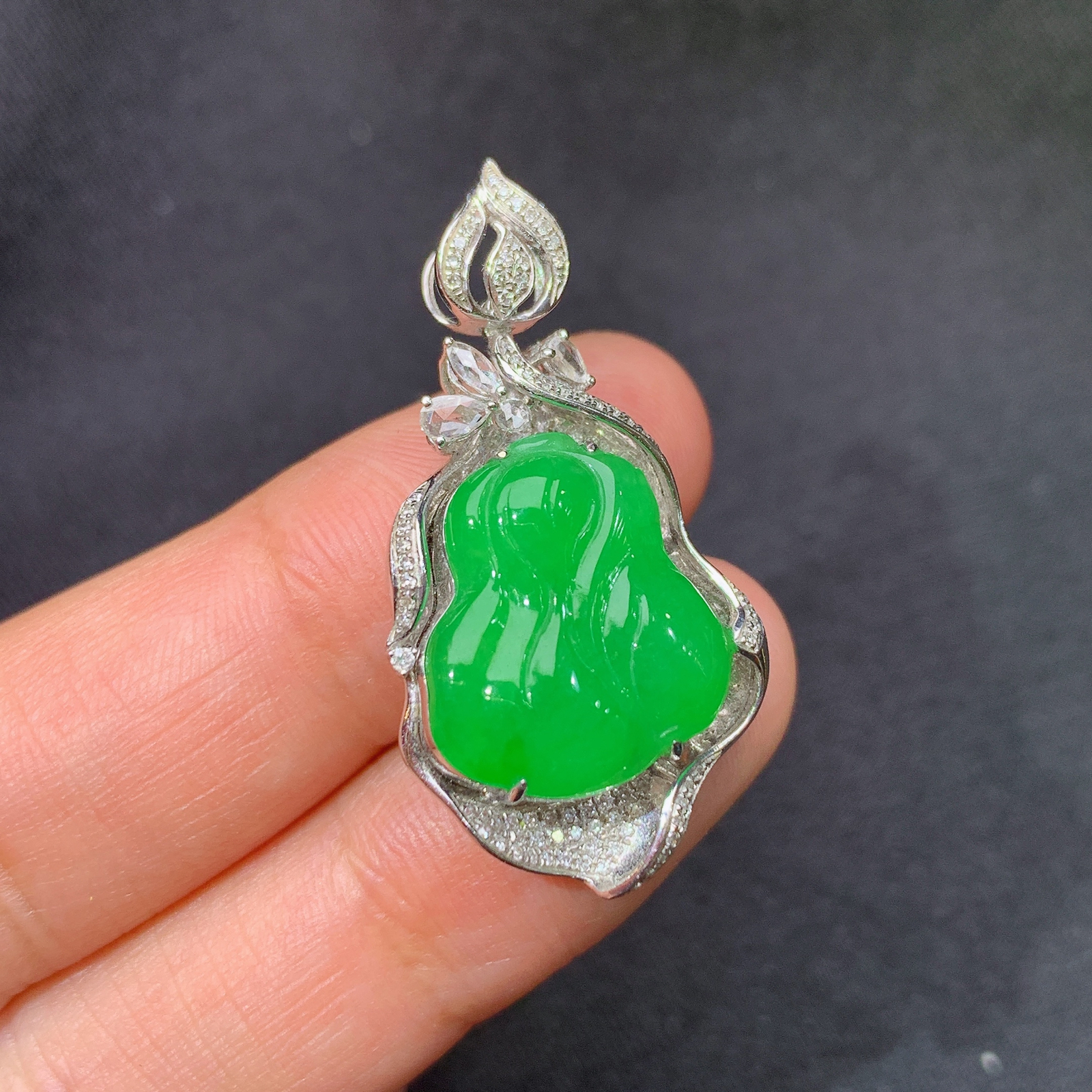 冰阳绿白菜吊坠，18k金镶嵌，冰润色阳，玉质细腻，种水足，尺寸34.2*17.9*8.7