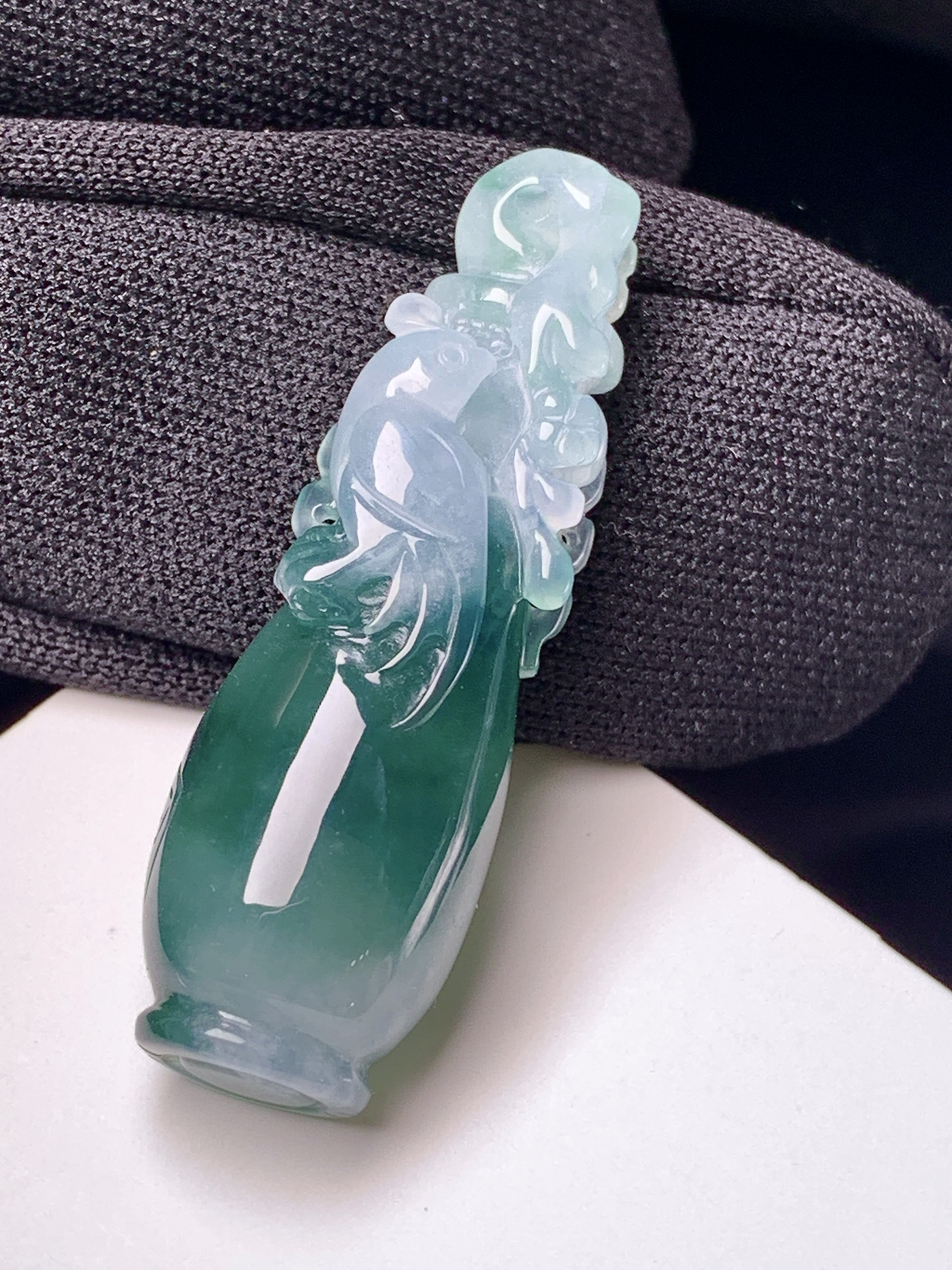 冰油喜鹊青花瓶吊坠 玉质细腻 色泽艳丽清新 整体尺寸38.8*12.3*10 c1