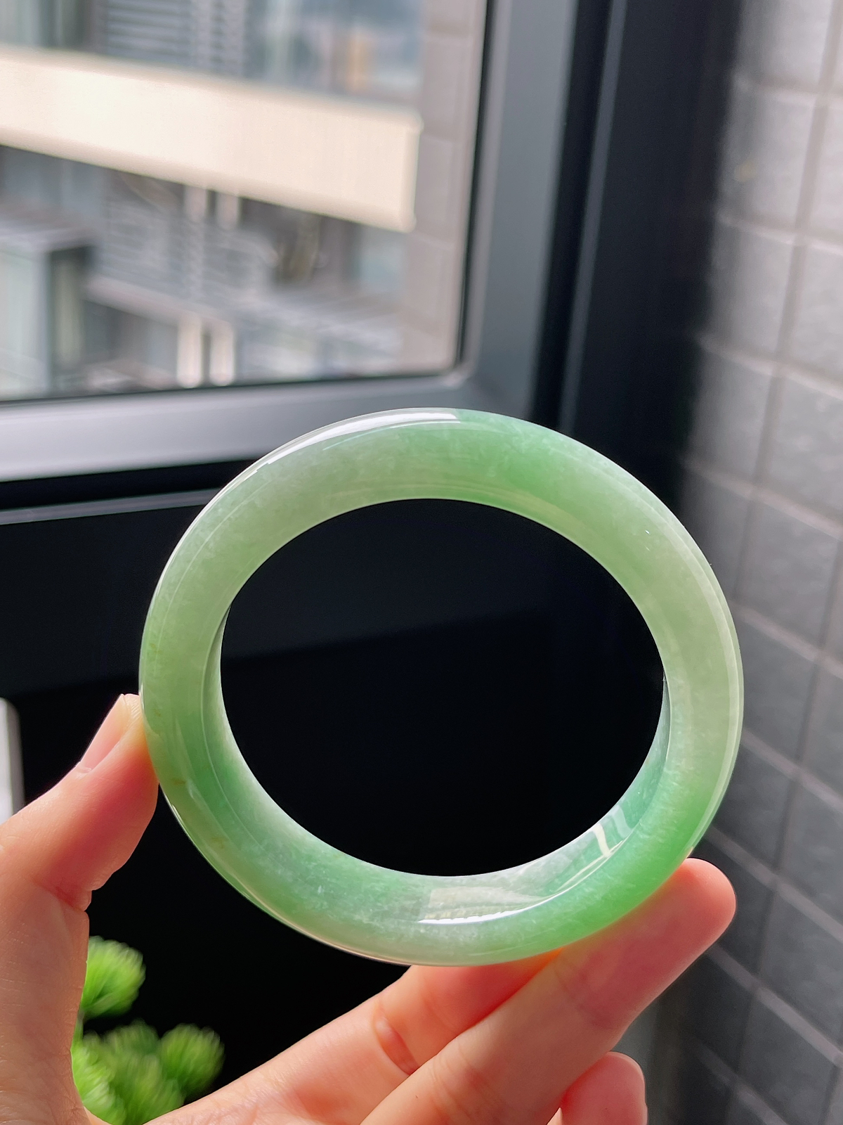 圈口58，糯化果绿底飘花翡翠正圈手镯