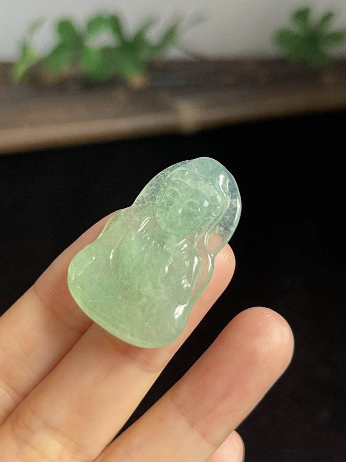 翡翠冰糯种浅绿色吊坠