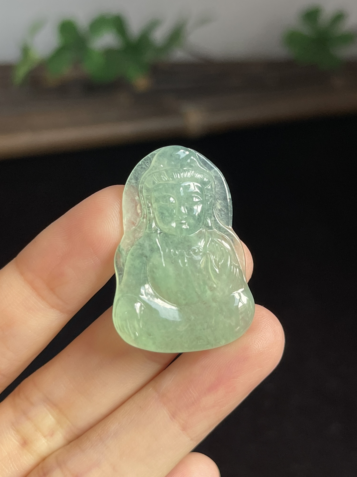 翡翠冰糯种浅绿色吊坠